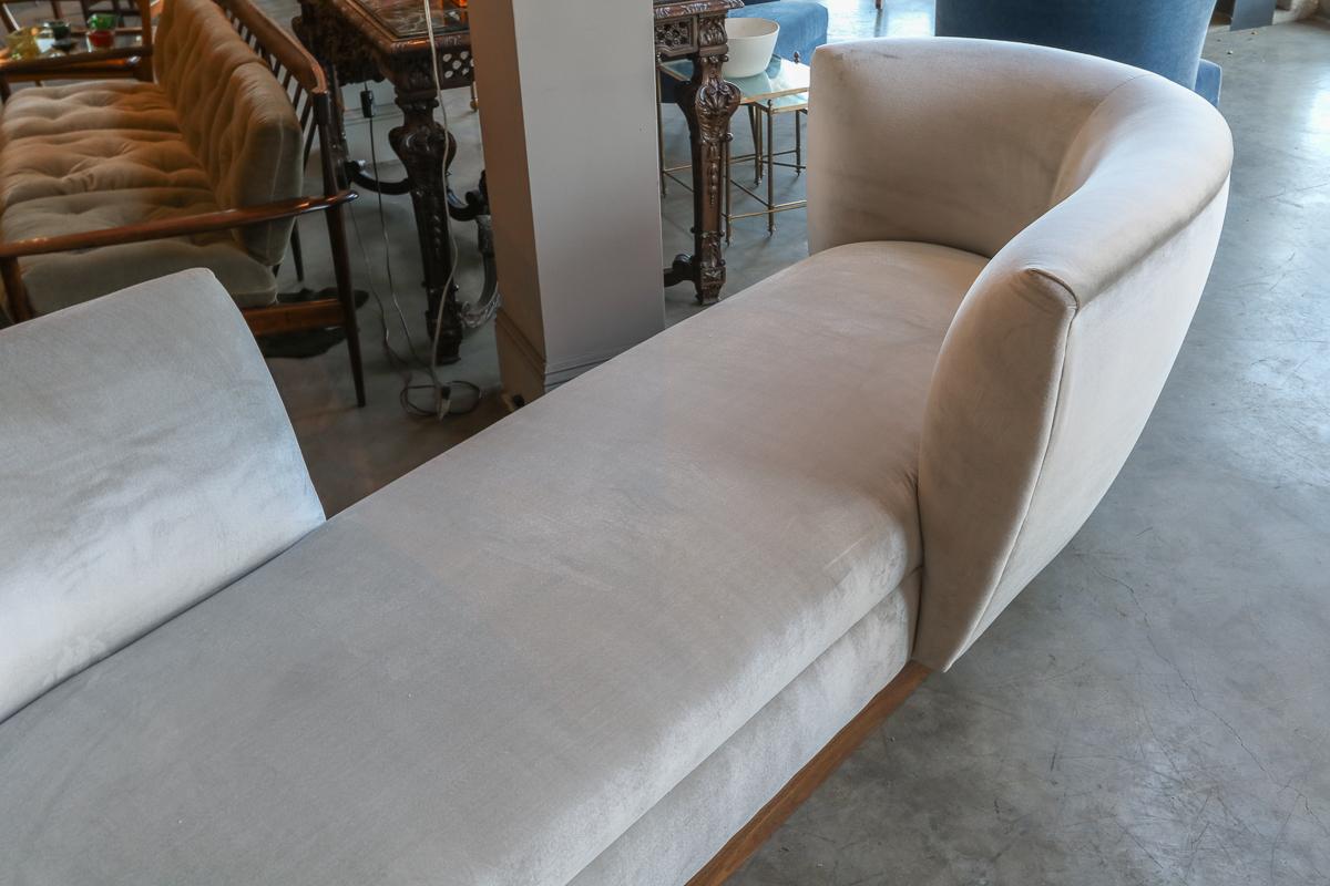 Américain Banc de canapé Tete-a-tetete personnalisé en velours gris avec base en noyer par Adesso Imports en vente