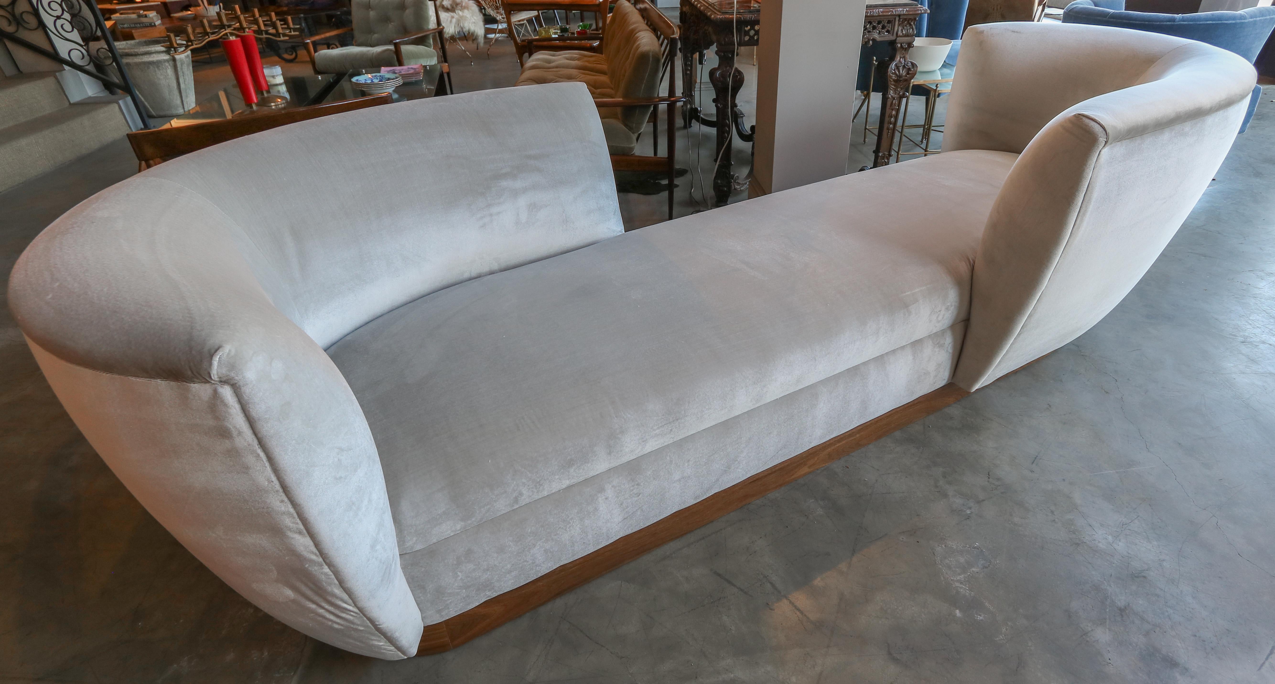 Velours Banc de canapé Tete-a-tetete personnalisé en velours gris avec base en noyer par Adesso Imports en vente