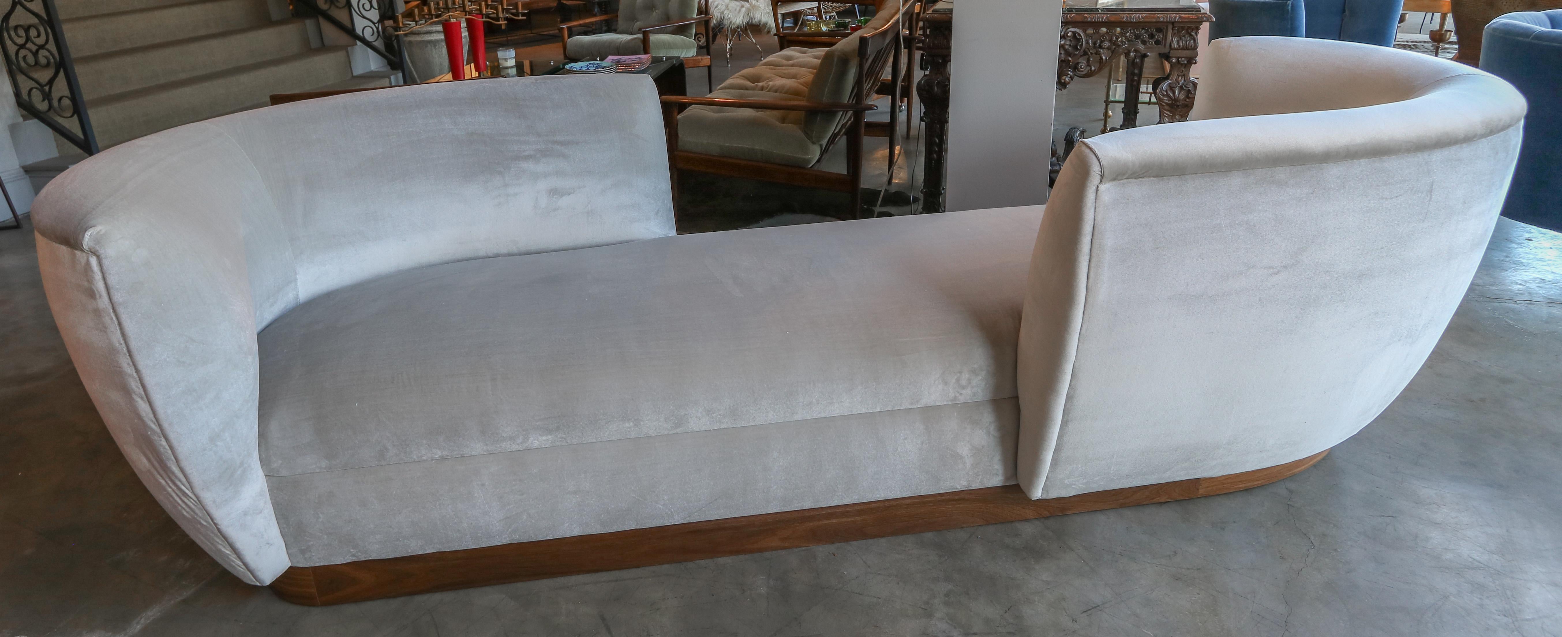 Custom Tete-a-tete Sofa Bench in Grey Velvet with Walnut Base by Adesso Imports In New Condition For Sale In Los Angeles, CA