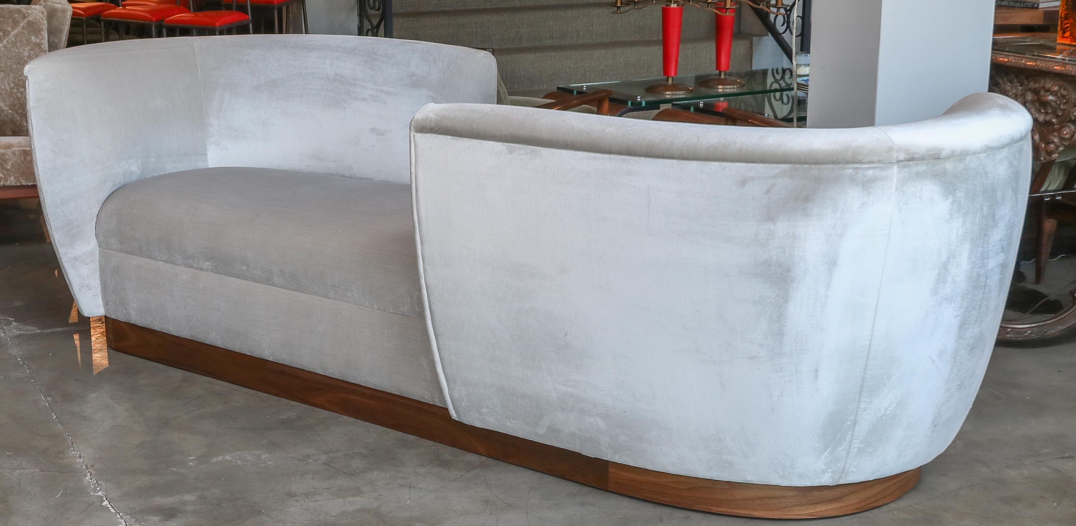 Contemporary Custom Tete-a-tete Sofa Bench in Grey Velvet with Walnut Base by Adesso Imports For Sale