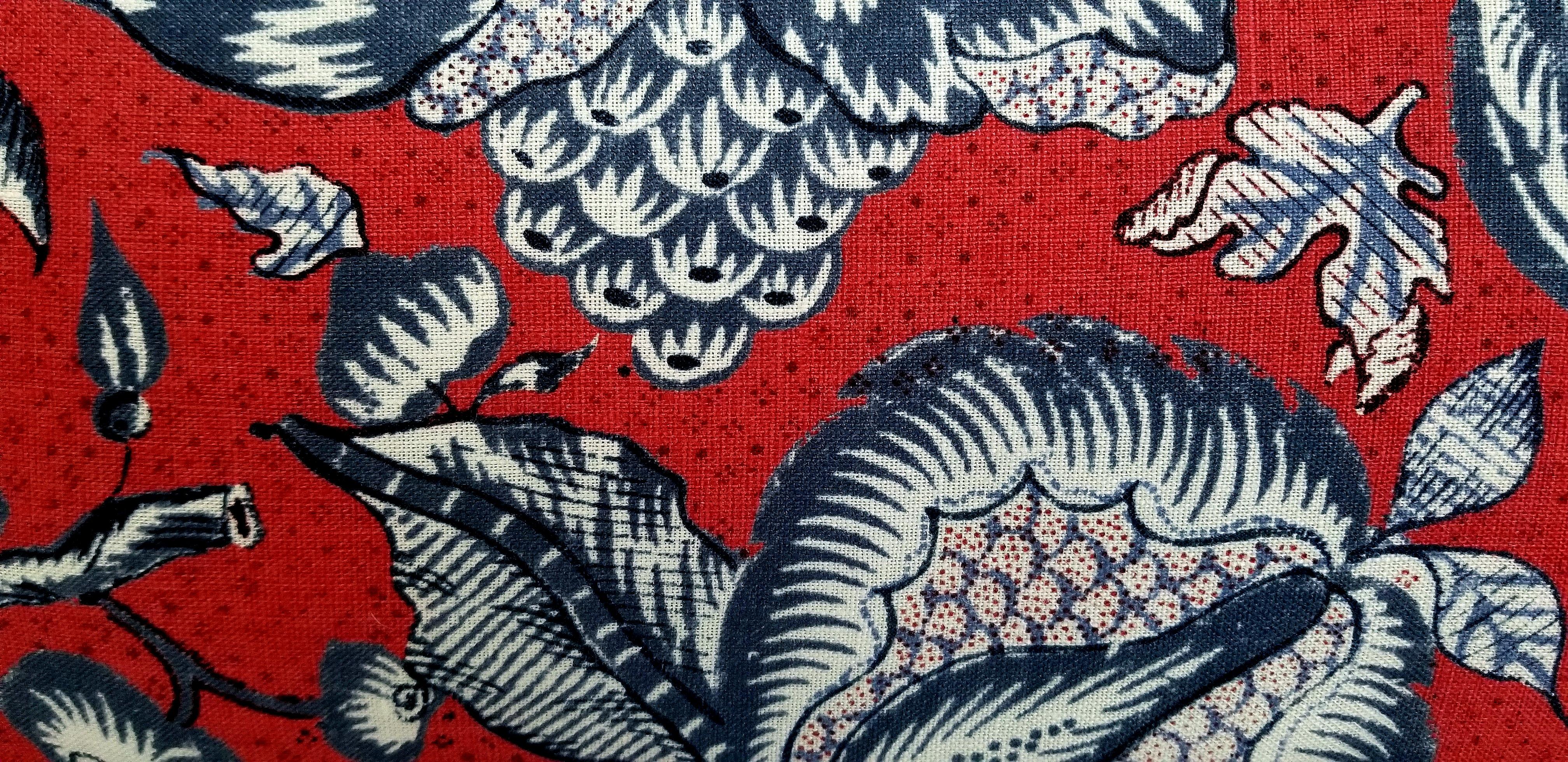 Almohada lumbar hecha a medida en tela Thibaut Westmont con estampado floral rojo, blanco y azul de su colección Antilles. 100% lino con flores jacobeas, exuberantes hojas y caprichosas ramas serpenteantes.