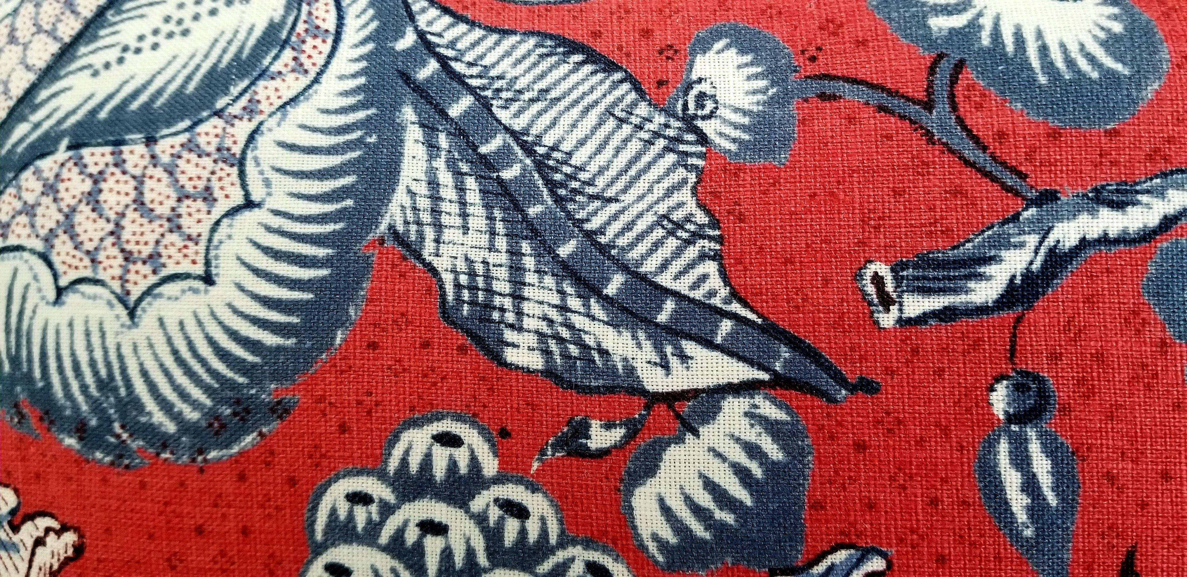 Cojín Thibaut Westmont de lino floral rojo, blanco y azul personalizado en Nuevo estado para la venta en Miami, FL