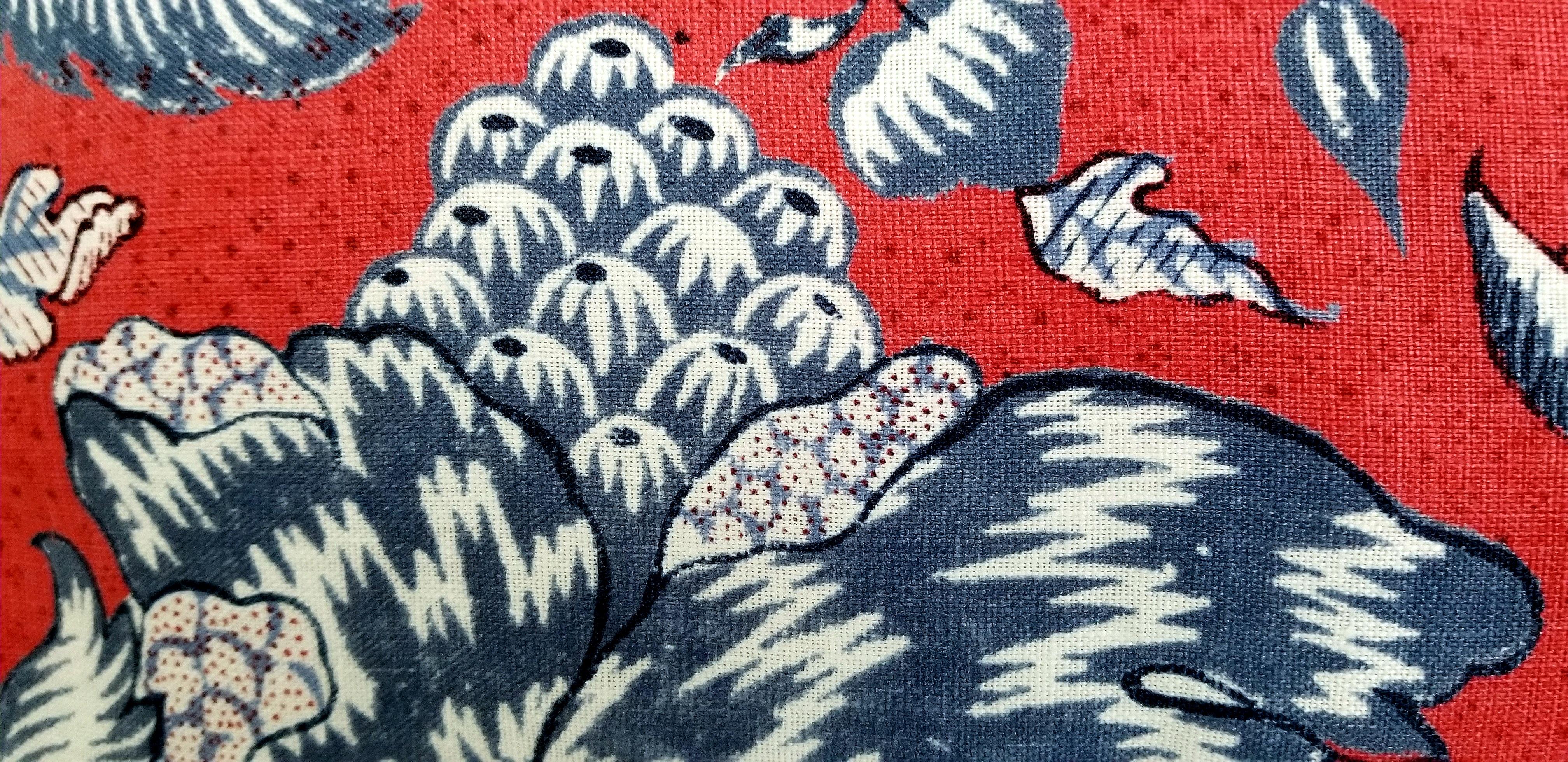Cojín Thibaut Westmont de lino floral rojo, blanco y azul personalizado Siglo XXI y contemporáneo en venta