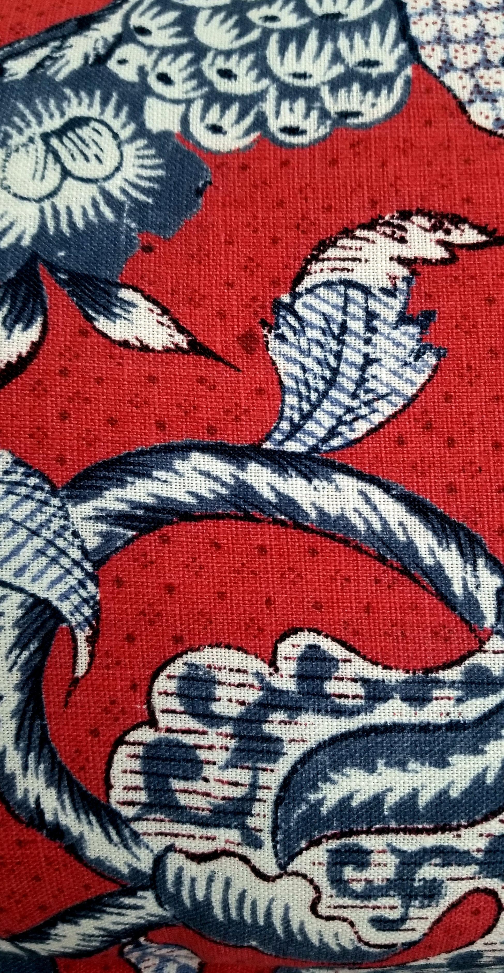 Cojín Thibaut Westmont de lino floral rojo, blanco y azul personalizado en venta 1