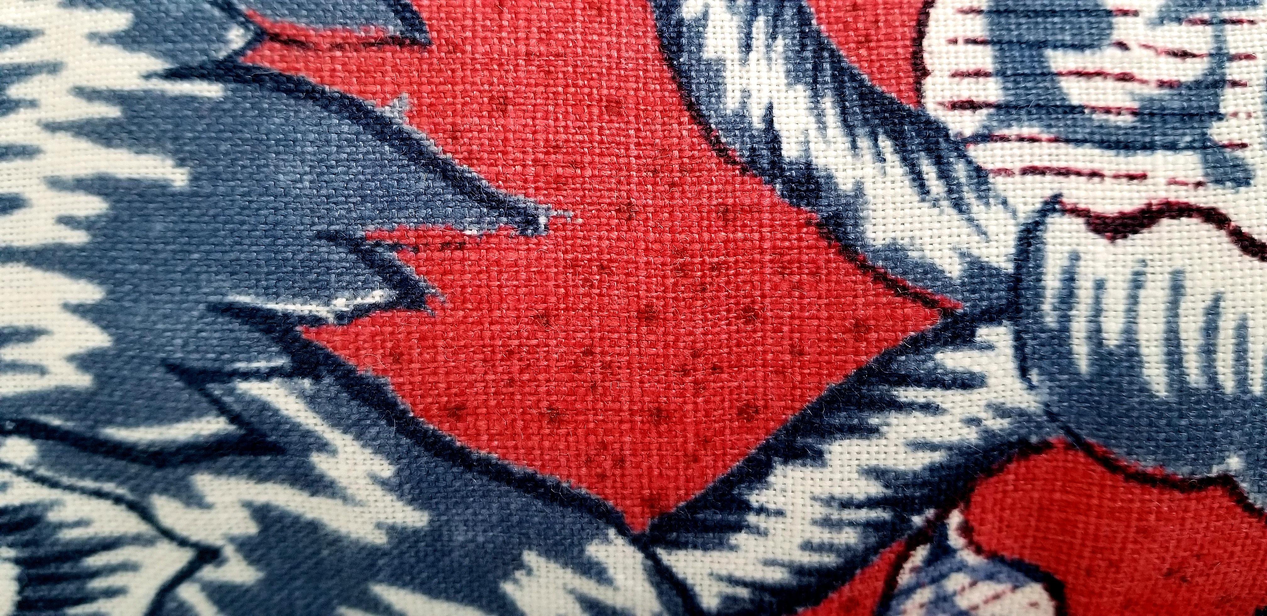 Cojín Thibaut Westmont de lino floral rojo, blanco y azul personalizado en venta 2