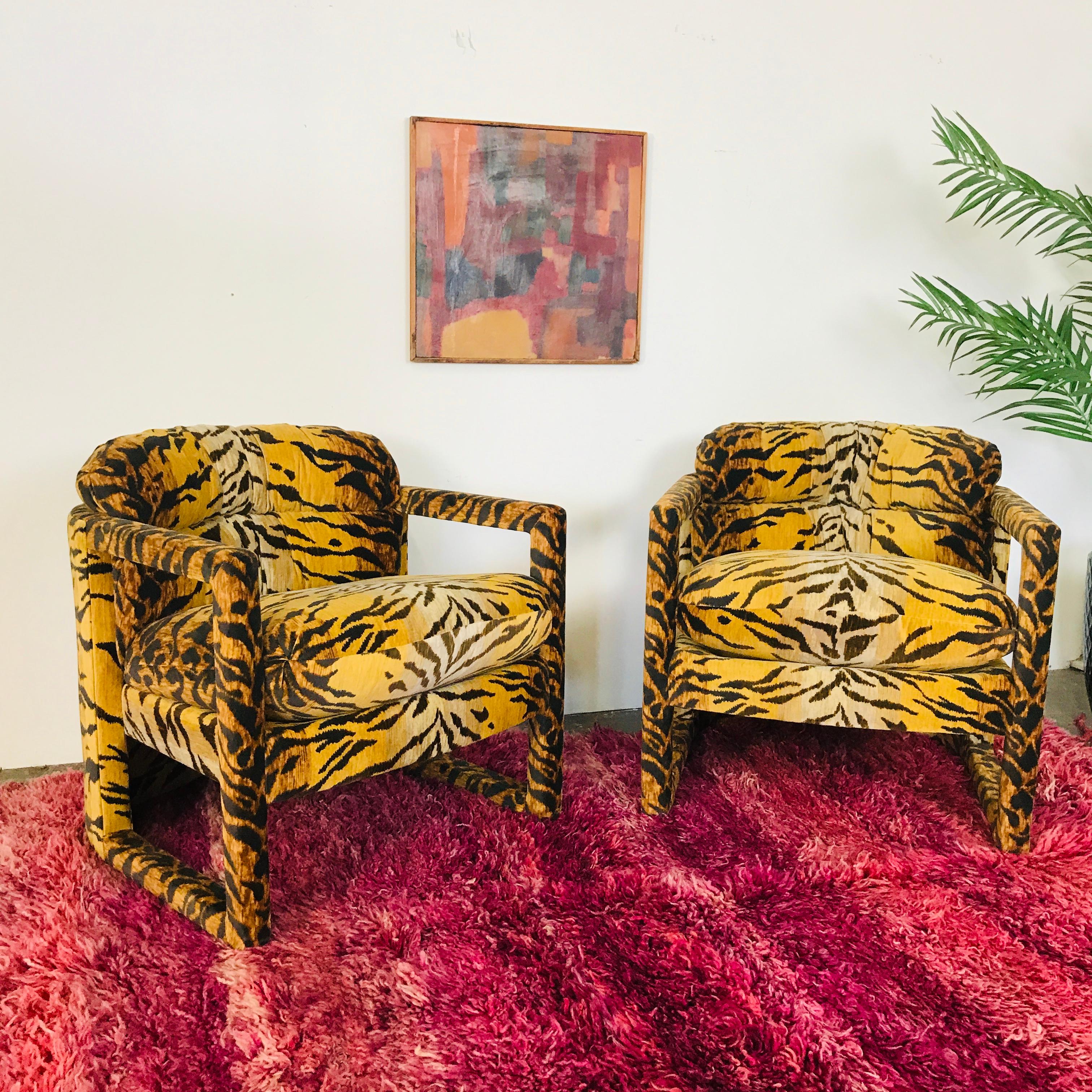 Paire de chaises imprimées tigres sur mesure dans le style de Milo Baughman en vente 8