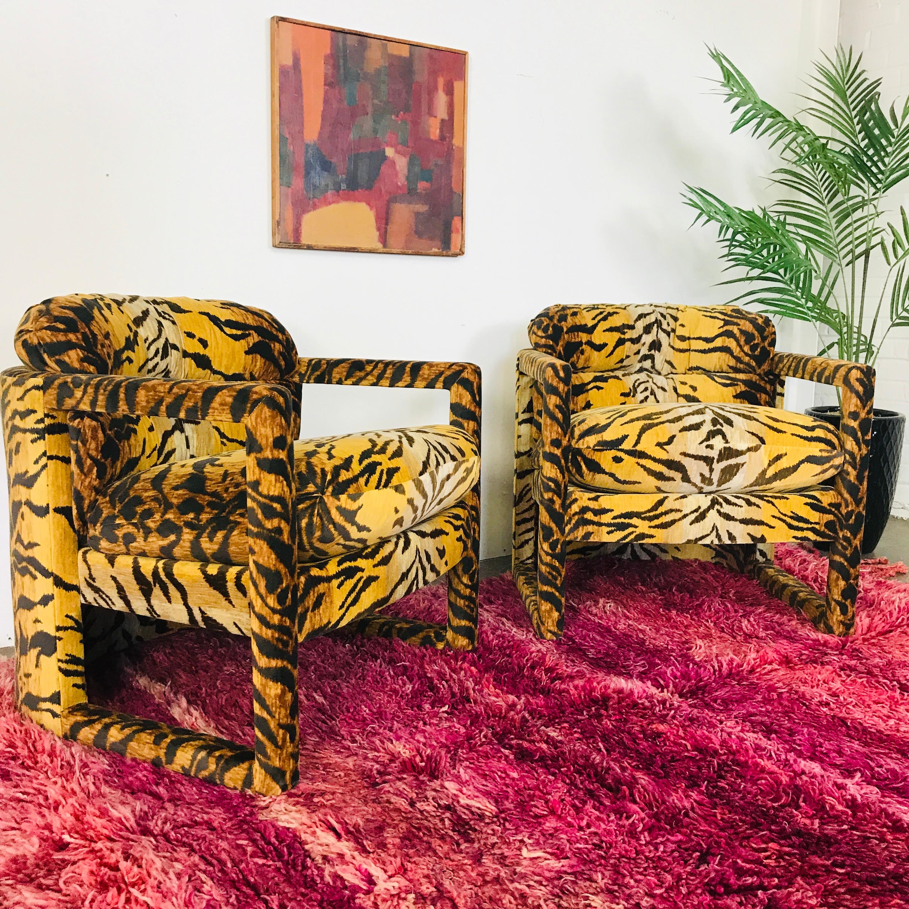 Fabuleuse paire de chaises fabriquées sur mesure avec un revêtement imprimé tigre (comme illustré) ou votre choix de tissu pour $5600 + 12 yards COM.