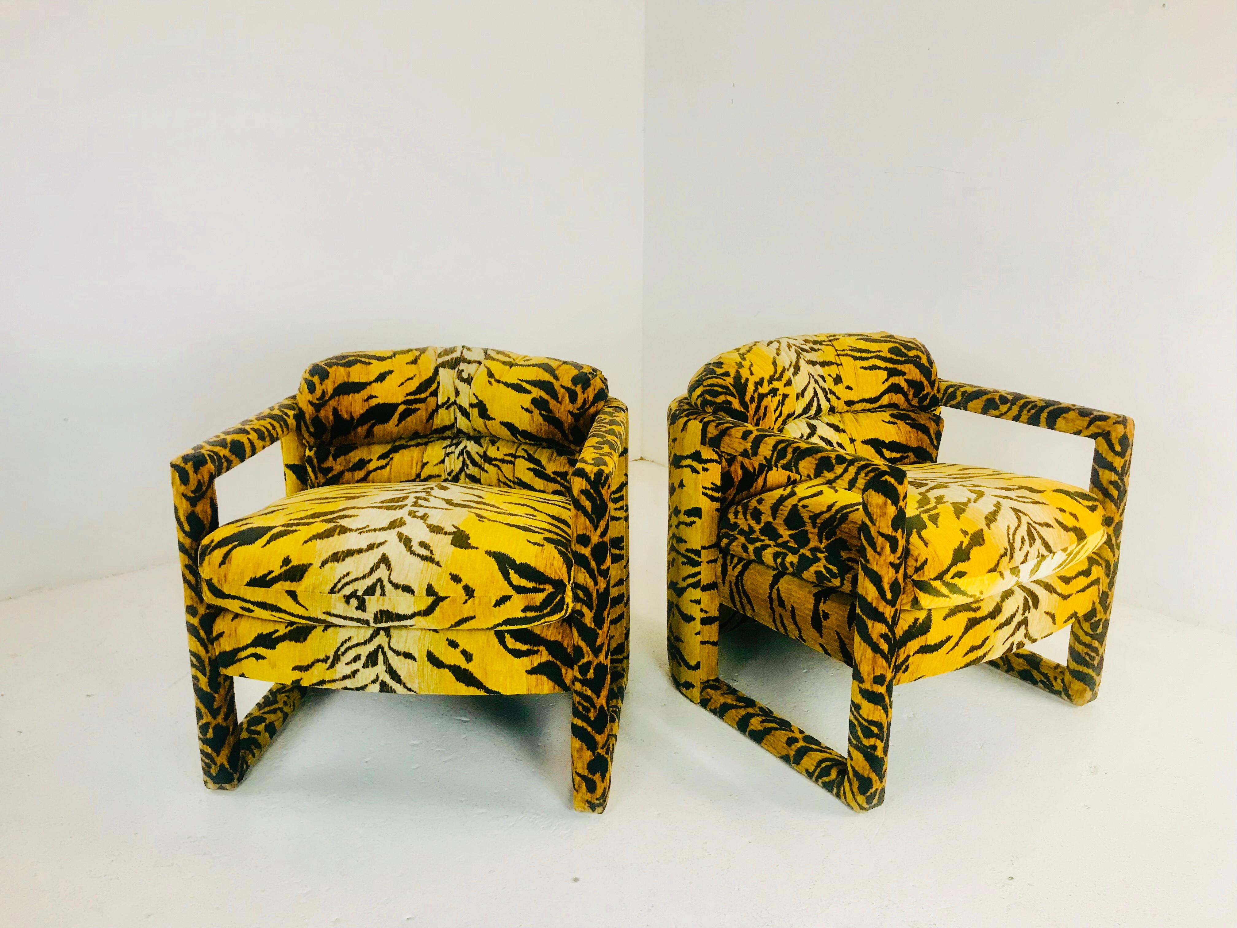 Travail du bois Paire de chaises imprimées tigres sur mesure dans le style de Milo Baughman en vente