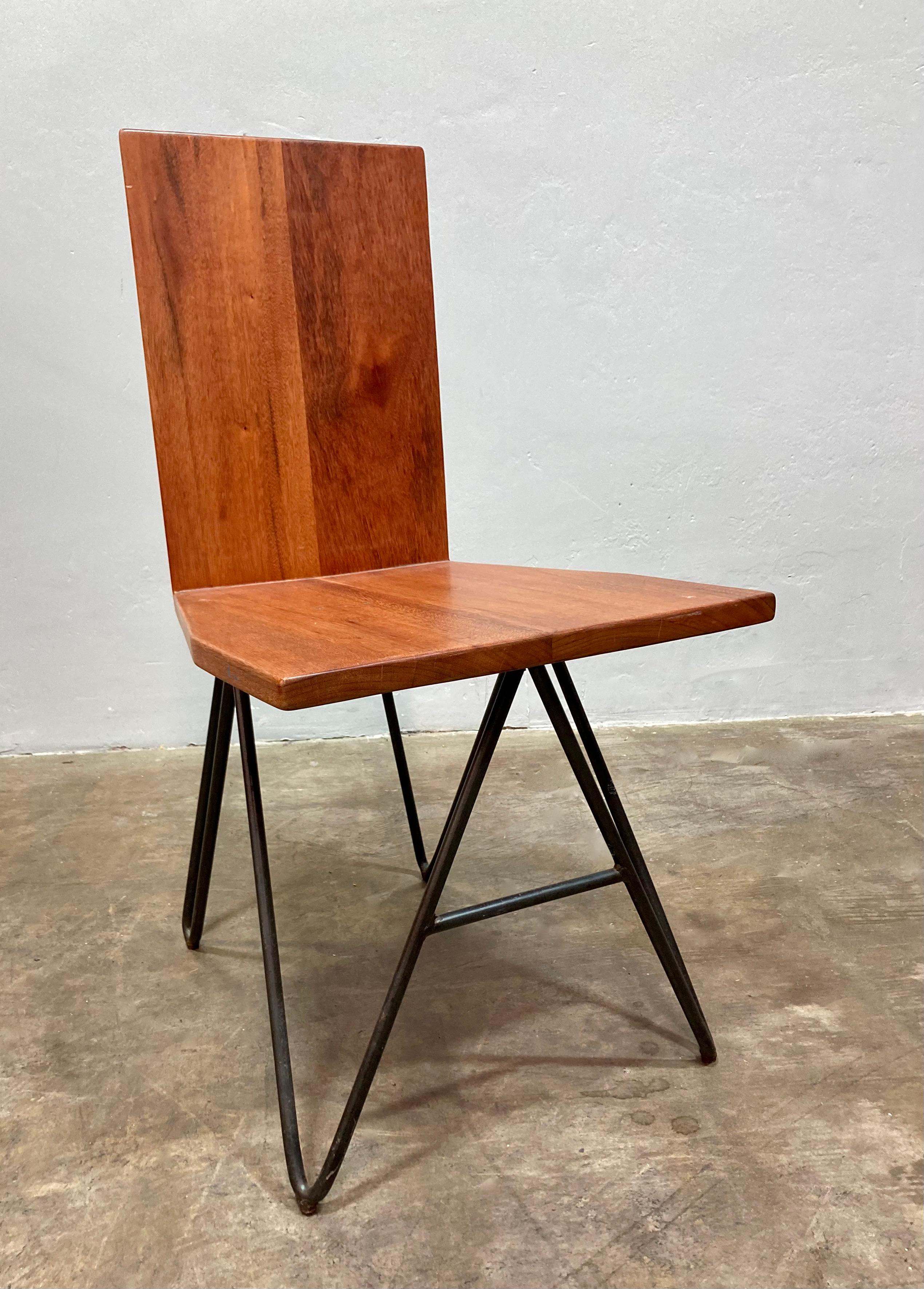 Set di 4 tavoli da pranzo modernisti, costruiti su misura dal nostro laboratorio di Los Angeles, CA. Seduta in legno di tigre recuperato con gambe a forcina in ferro. Ispirato al design industriale degli anni '30, ma con una semplicità