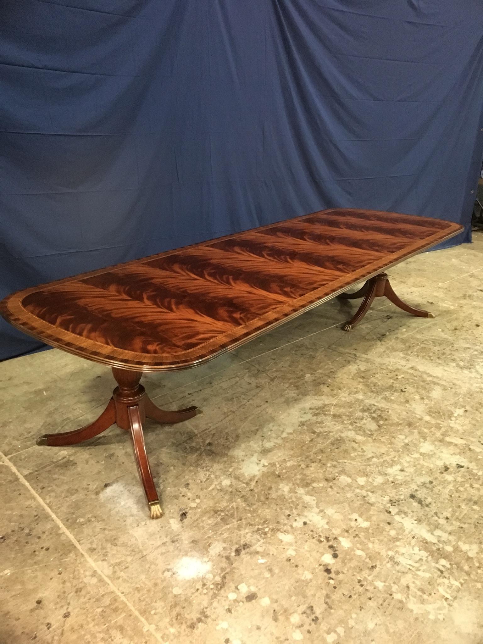 Table de salle à manger géorgienne traditionnelle en acajou faite sur mesure par Leighton Hall Neuf - En vente à Suwanee, GA