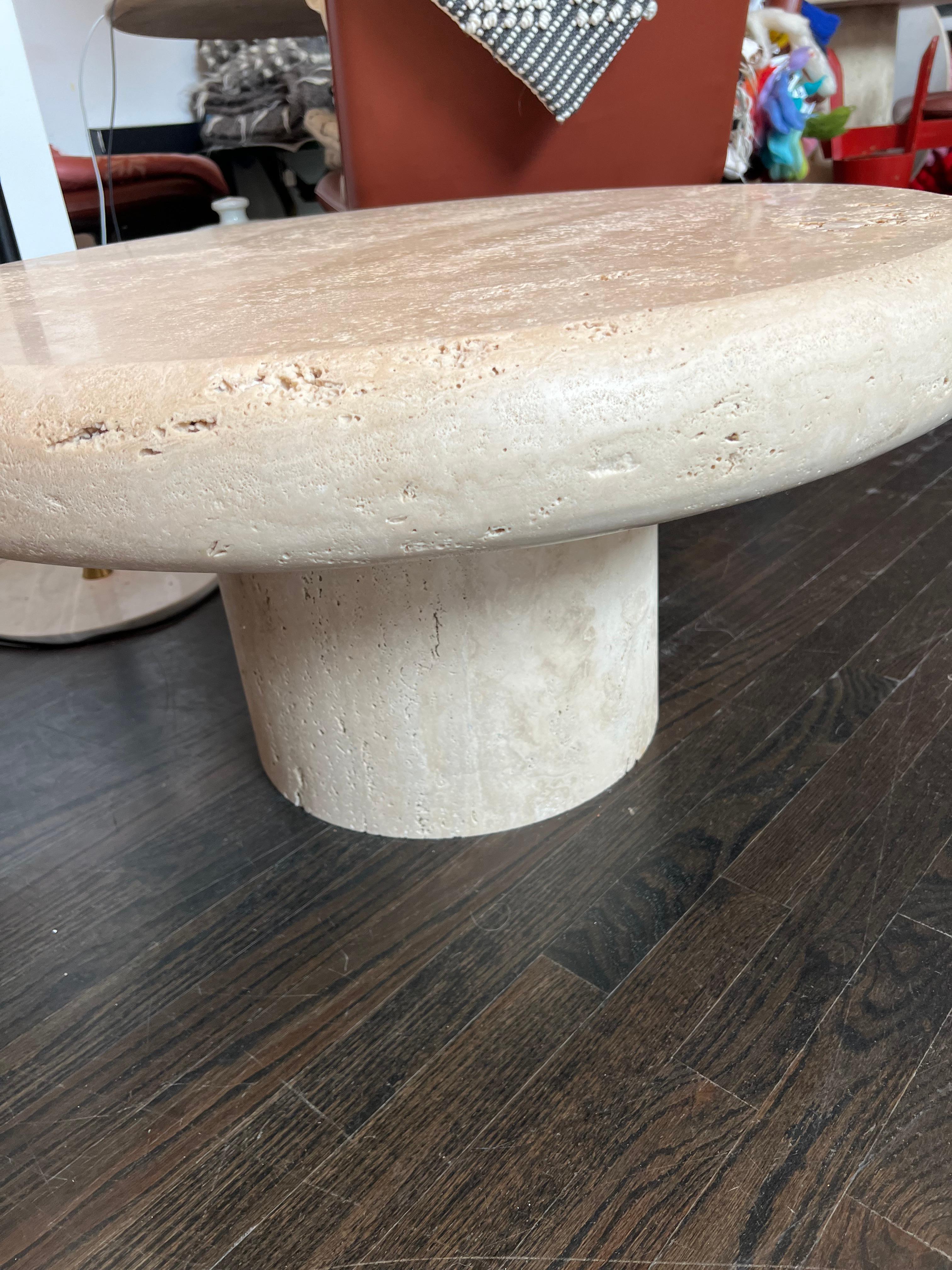 Moderne Table basse ronde en travertin faite sur mesure par Le Lampade en vente