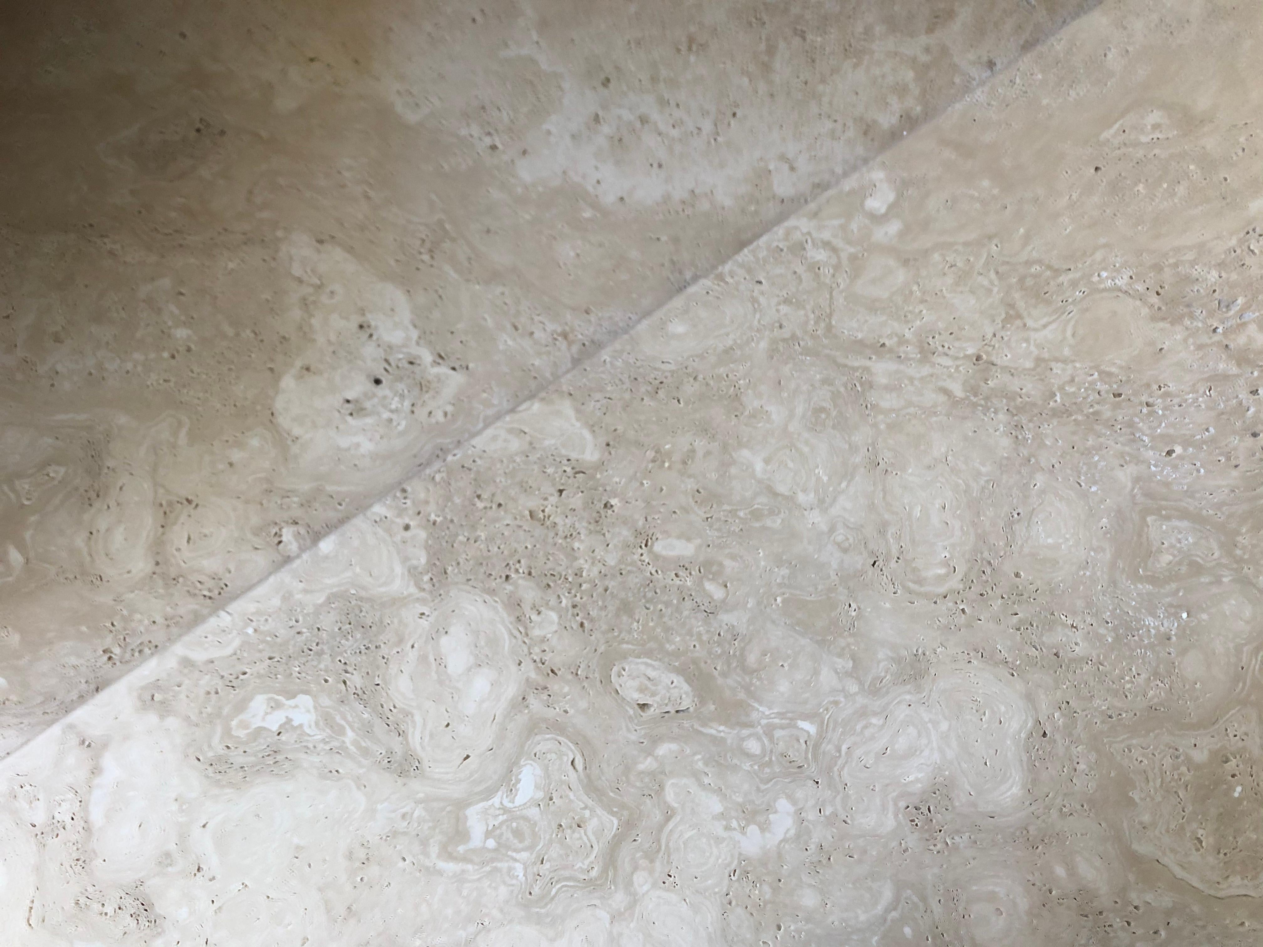 Travertino romano personalizzato prodotto in Italia.