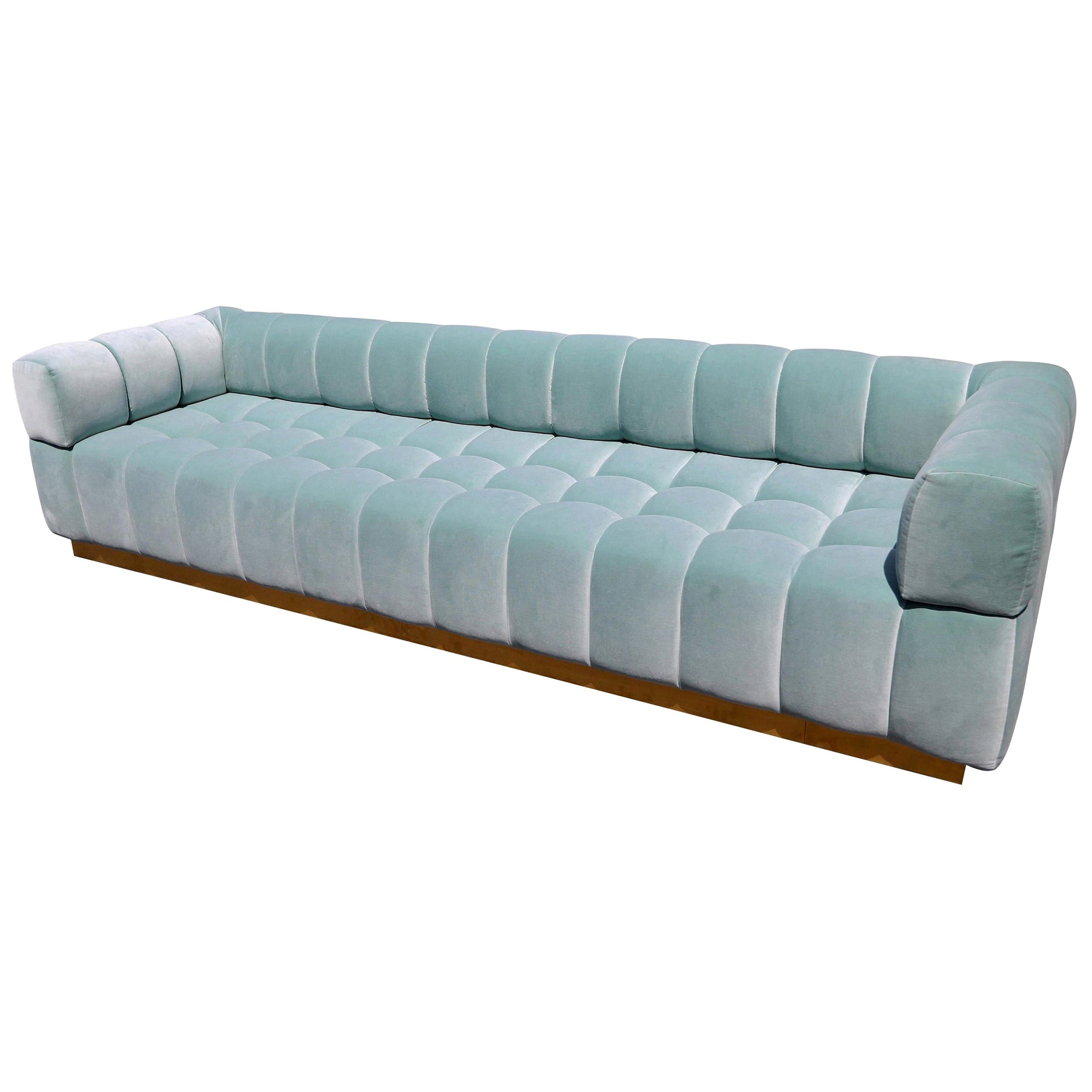 Divano personalizzato in velluto blu acqua con base in ottone di Adesso Imports