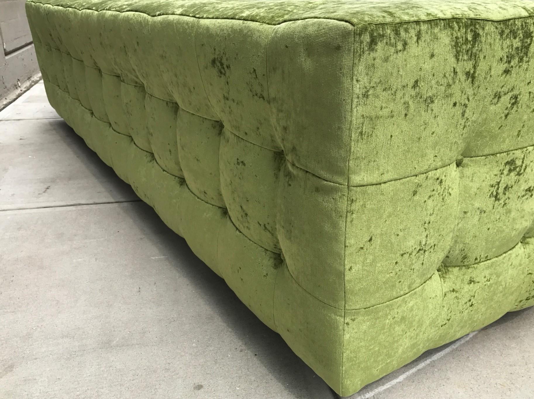 Américain Canapé en velours vert touffeté personnalisé, design personnalisé en vente