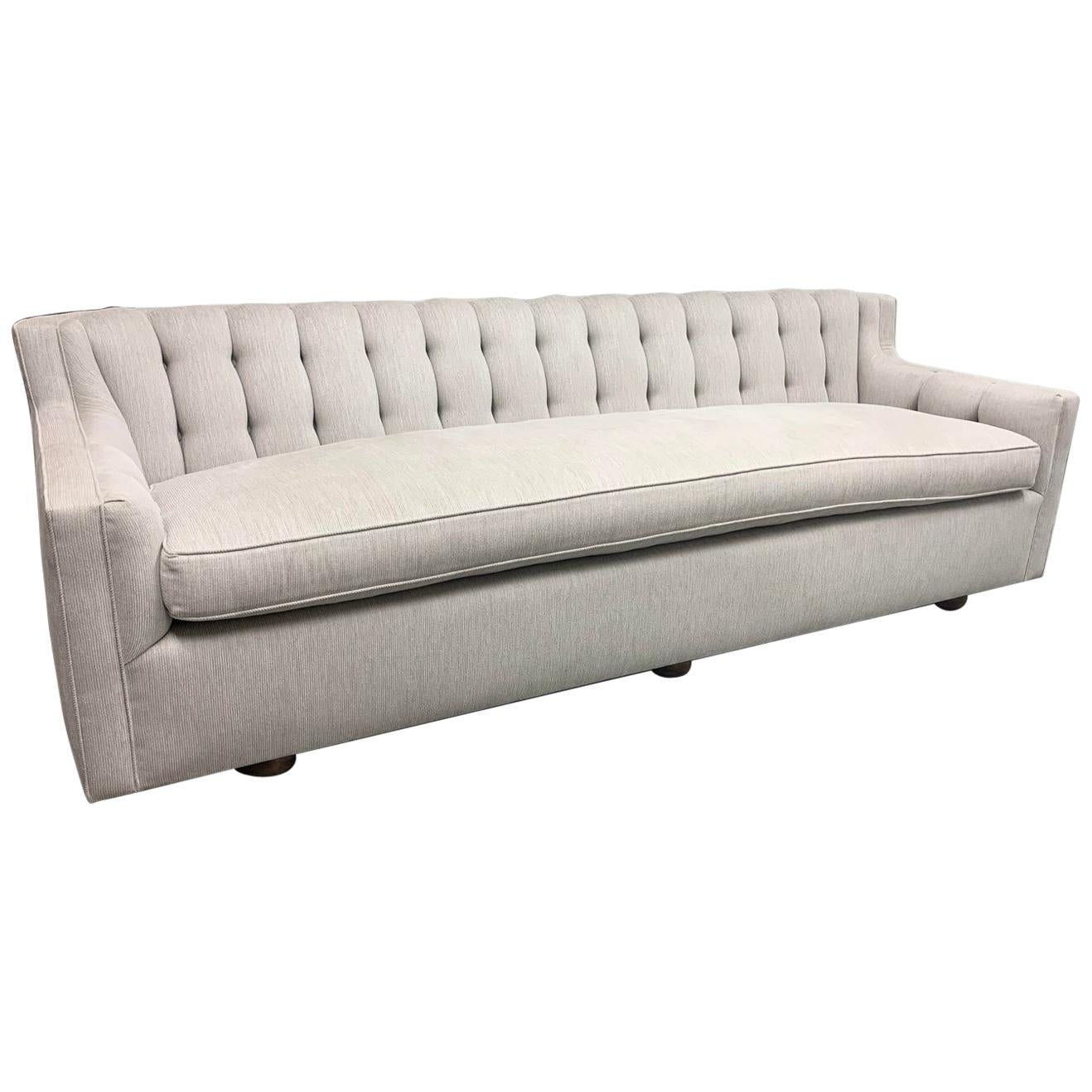 Custom Tufted Shell Slope Arm Sofa im Angebot