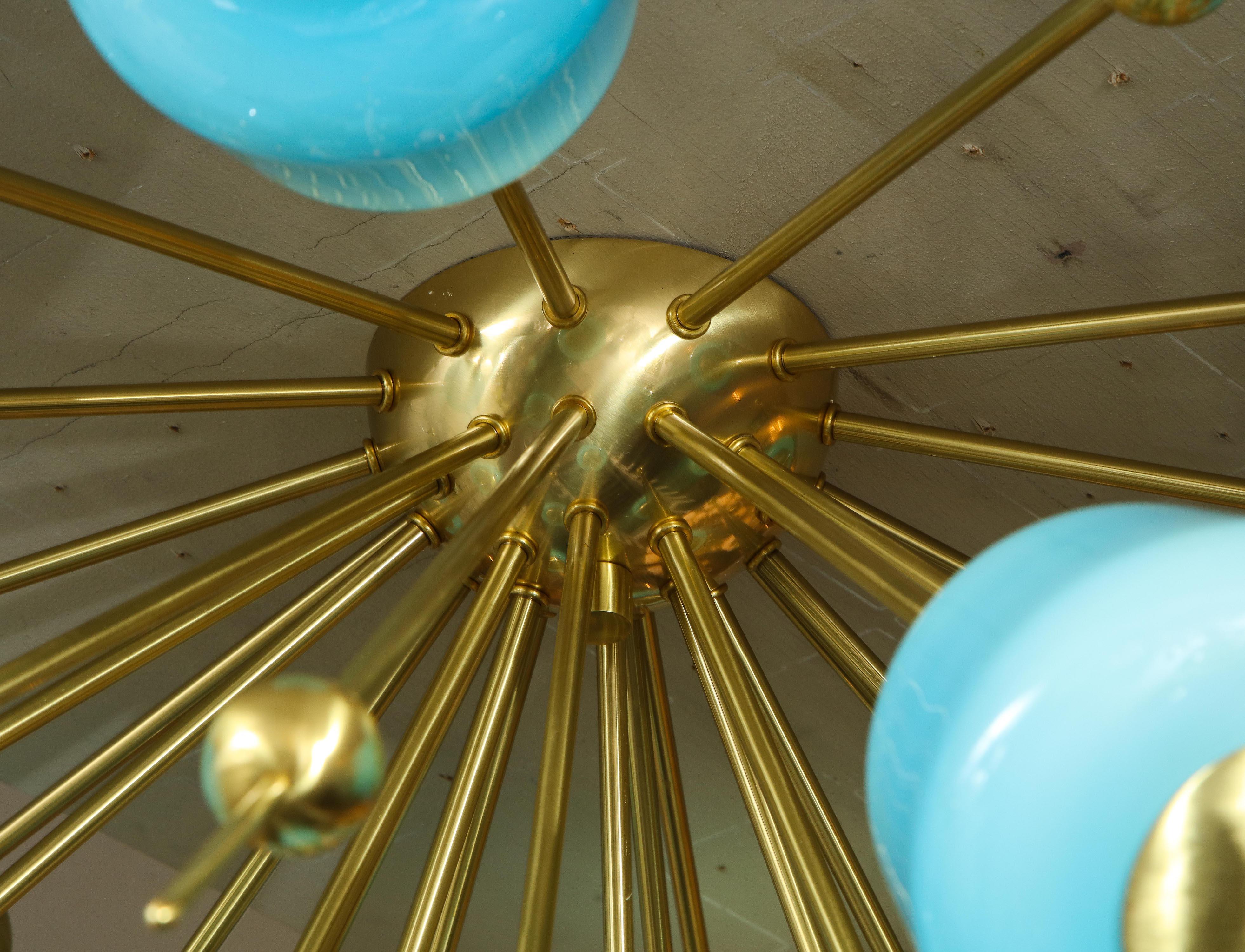 Lampadario a incasso personalizzato in vetro turchese latte in ottone lucido in vendita 4