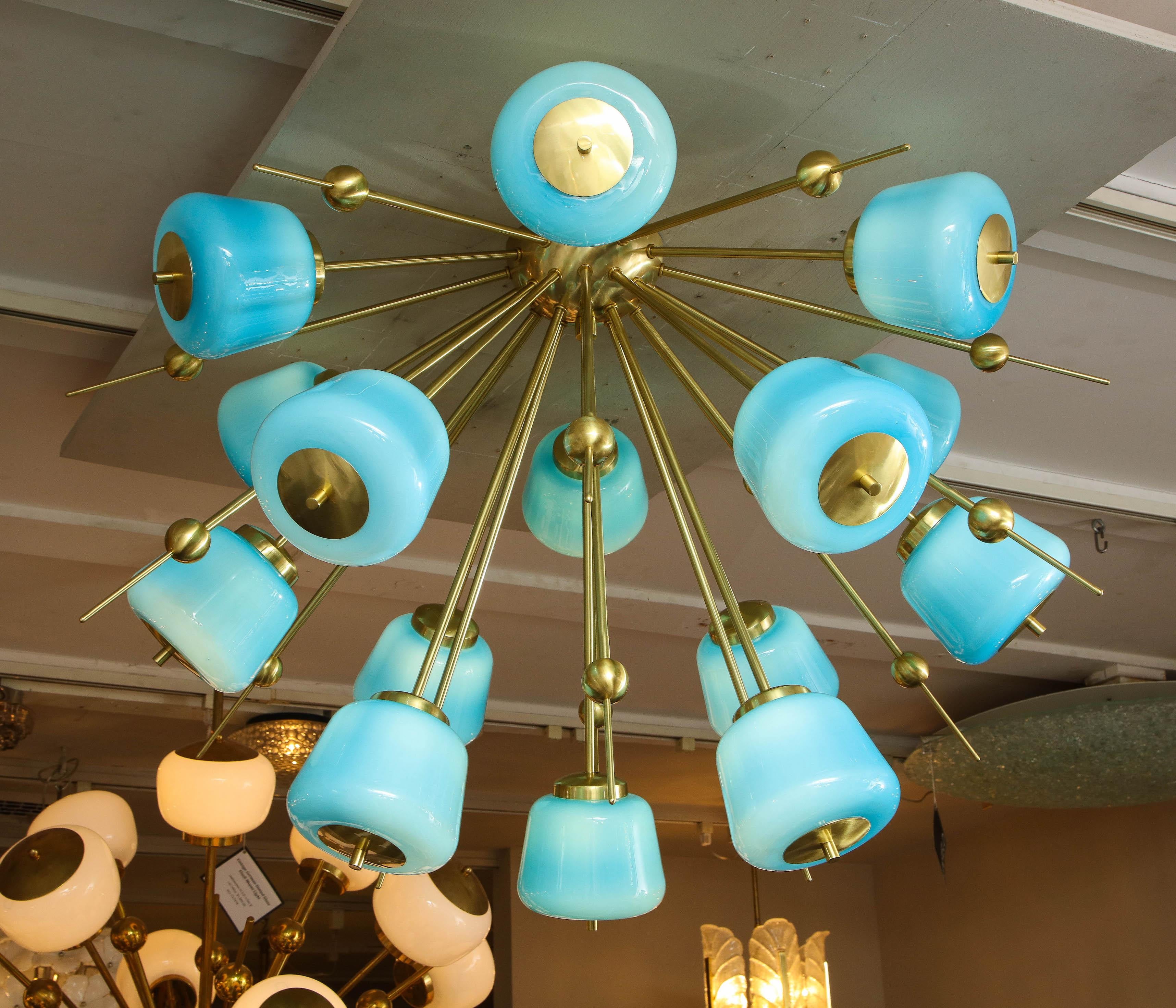 Mid-Century moderno Lampadario a incasso personalizzato in vetro turchese latte in ottone lucido in vendita