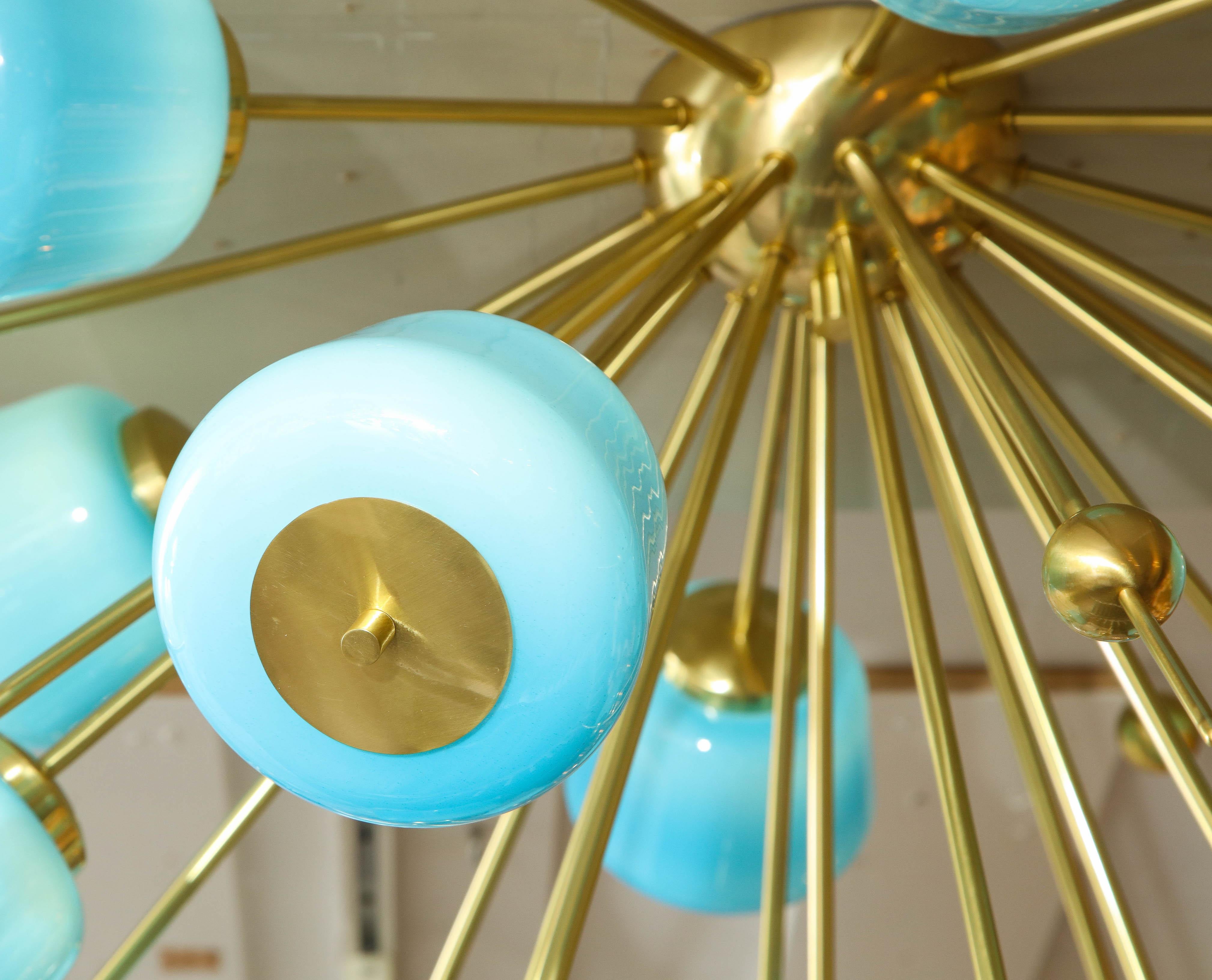 Lampadario a incasso personalizzato in vetro turchese latte in ottone lucido in vendita 1