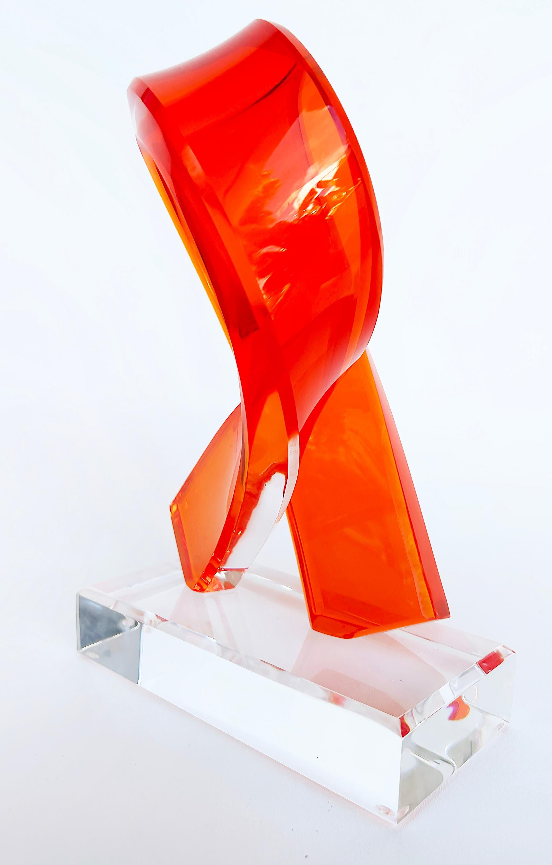 Américain Sculpture de table torsadée sur base en lucite en vente