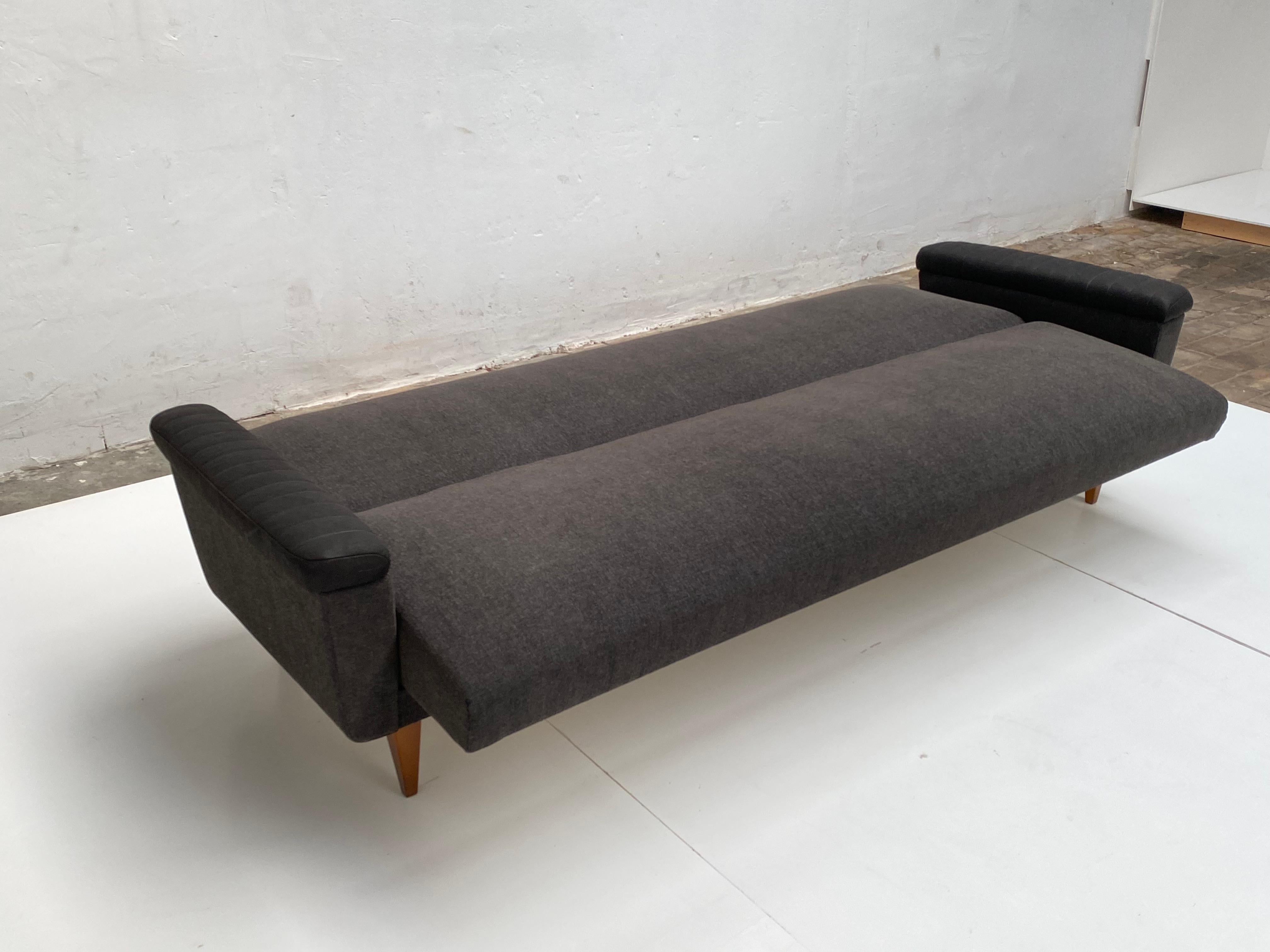 Custom Upholstered Dutch 1960's Sleeping Sofa in De Ploeg Steppe & Leather In Good Condition In bergen op zoom, NL