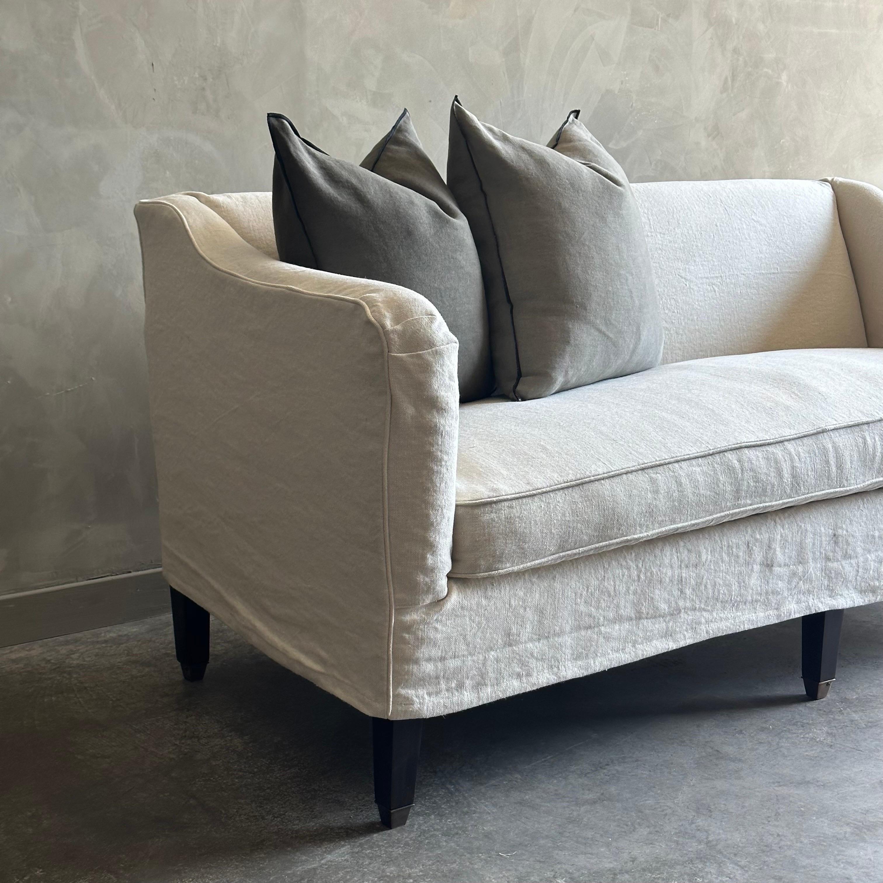Maßgefertigtes gepolstertes oder mit Stein gewaschenes belgisches Leinen-Sofa mit Slip-Deckel im Angebot 4