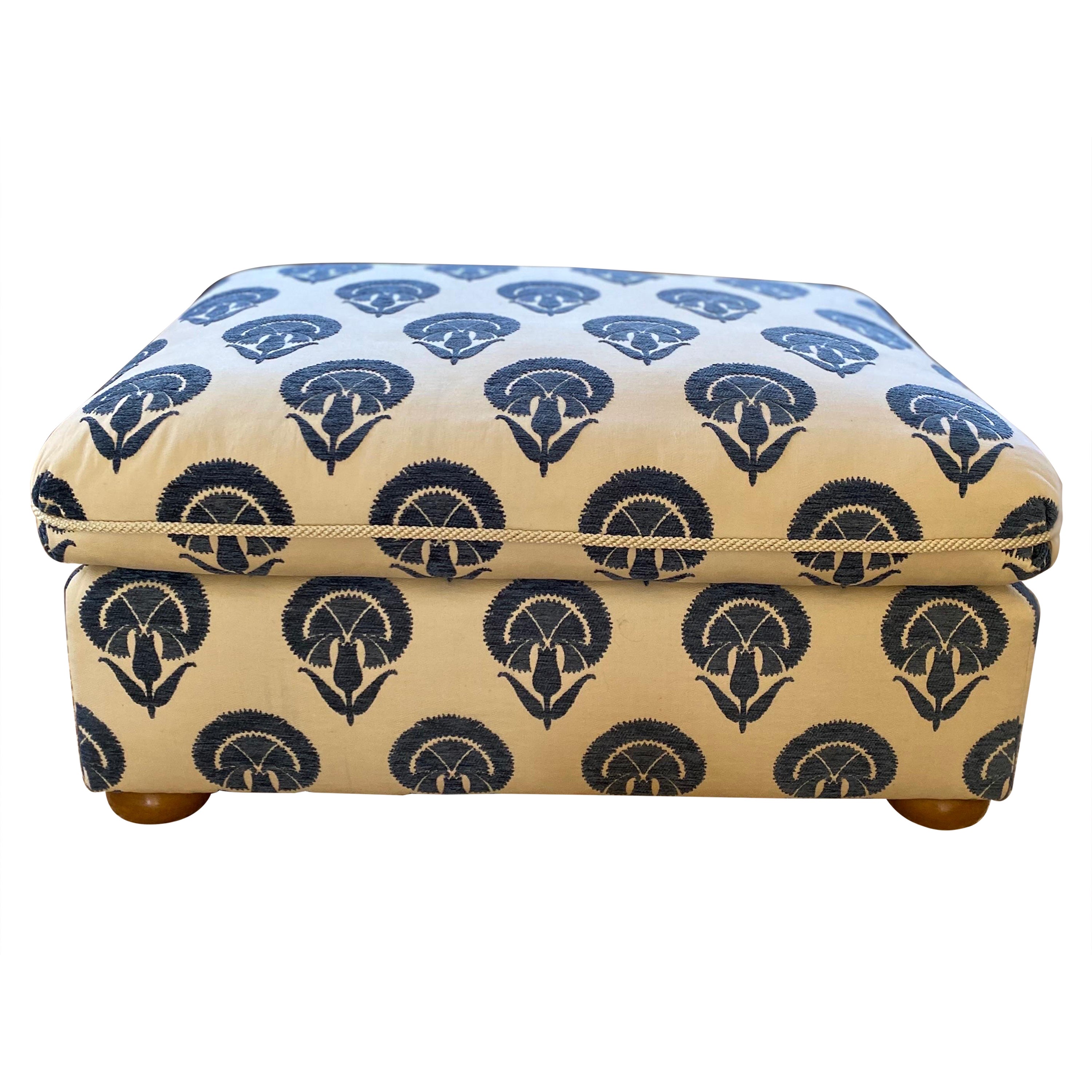 Maßgefertigte gepolsterte Ottomane mit Bun-Füßen aus blauem Ottomane-Blumenstoff im Angebot