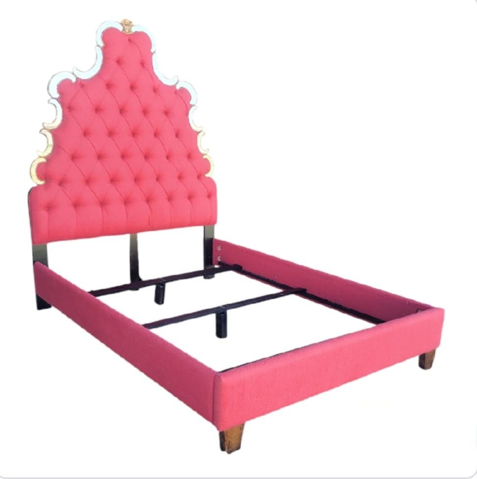 Custom Upholstered Queen Raspberry Schumacher Antique Mirrored Queen Bettgestell im Angebot 2