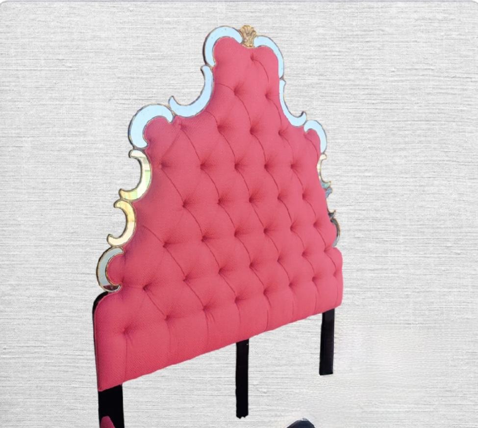 Custom Upholstered Queen Raspberry Schumacher Antique Mirrored Queen Bettgestell im Angebot 3