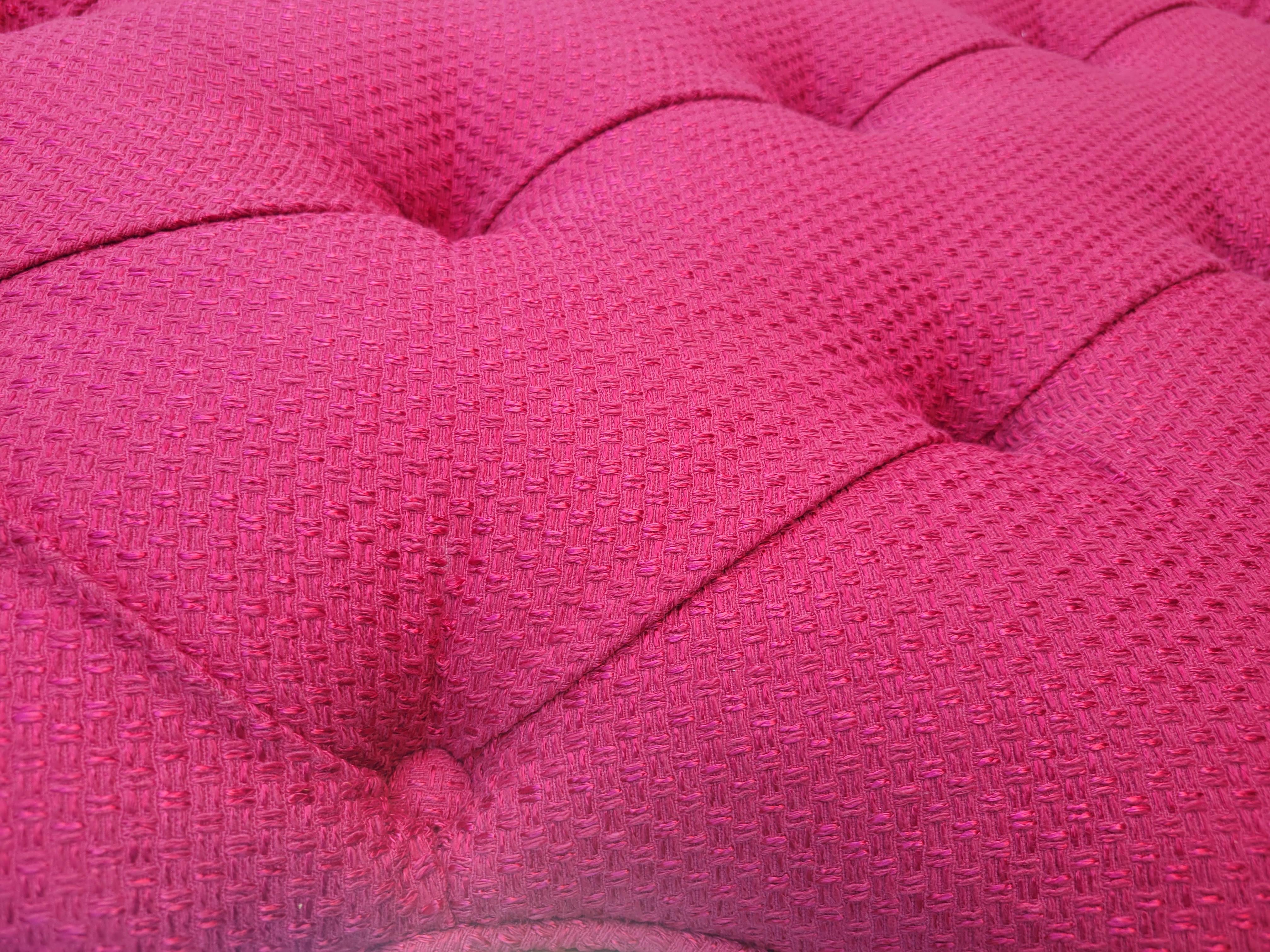 Custom Upholstered Queen Raspberry Schumacher Antique Mirrored Queen Bettgestell (21. Jahrhundert und zeitgenössisch) im Angebot