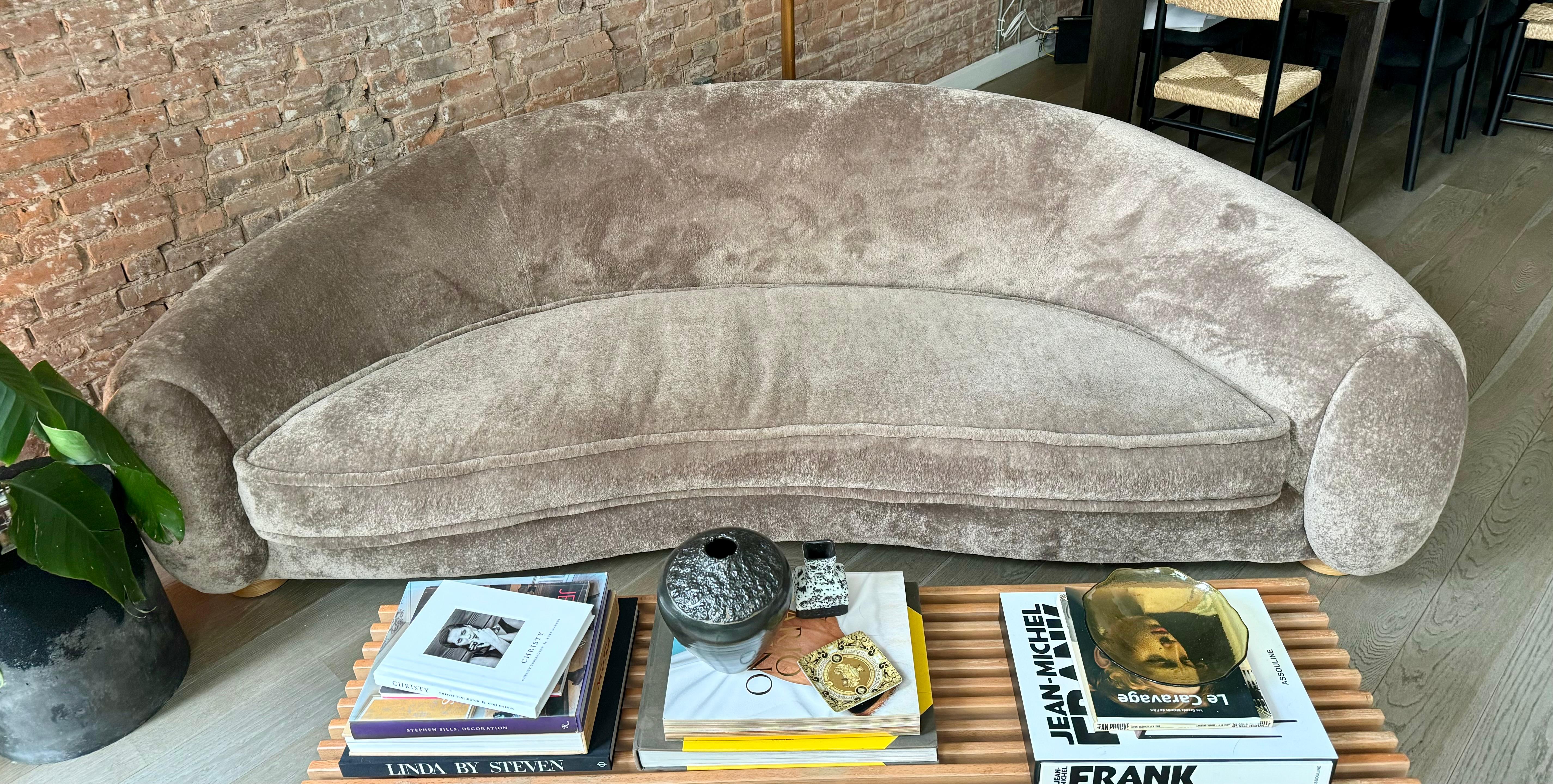 Individuell gepolstertes französisches Sofa aus den 1940ern im Zustand „Gut“ im Angebot in New York, NY