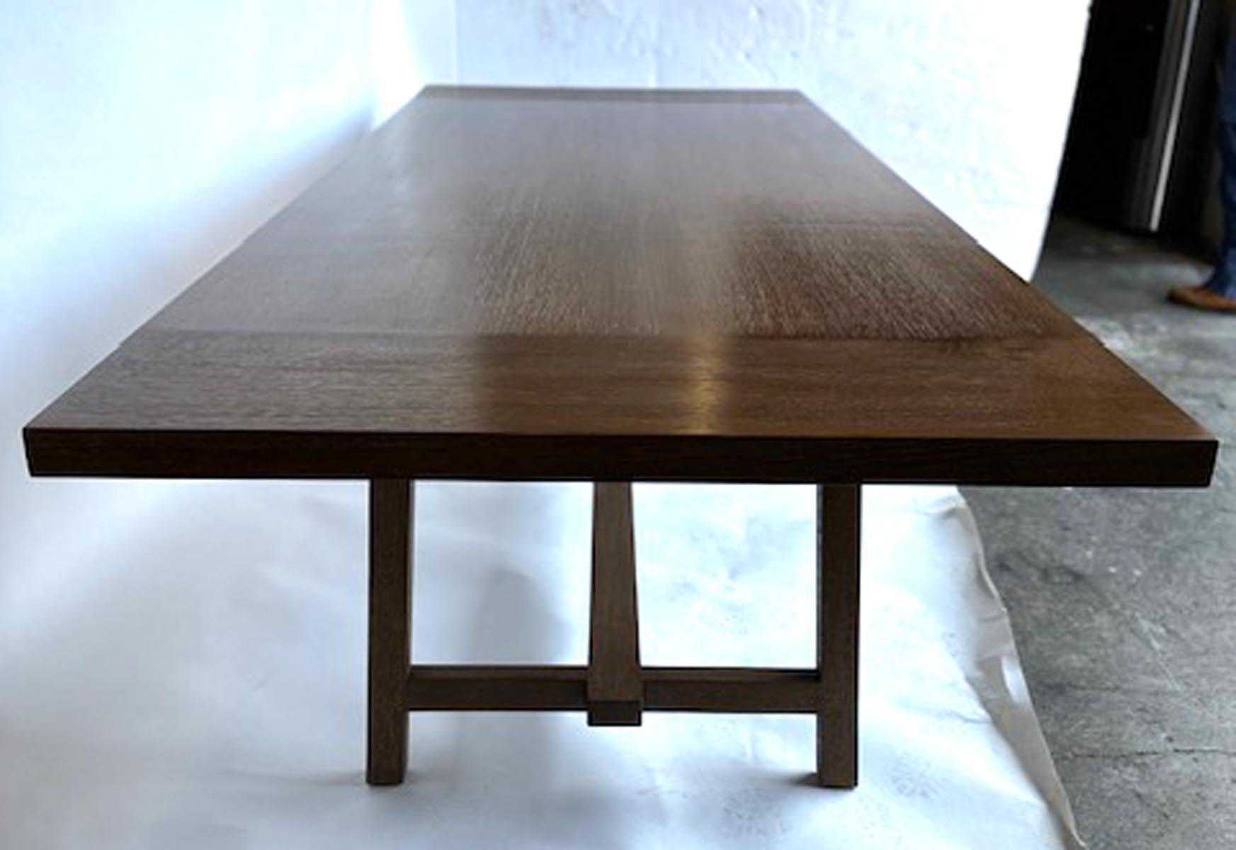 Individueller V-Tisch von Dos Gallos Studio in Eiche Cerused Rift. Dieser Tisch kann in jeder Größe und Ausführung hergestellt werden. Diese besondere Tabelle wurde aus massivem  Eiche Rift mit 12-Zoll-Brettern und einer zwei Zoll dicken