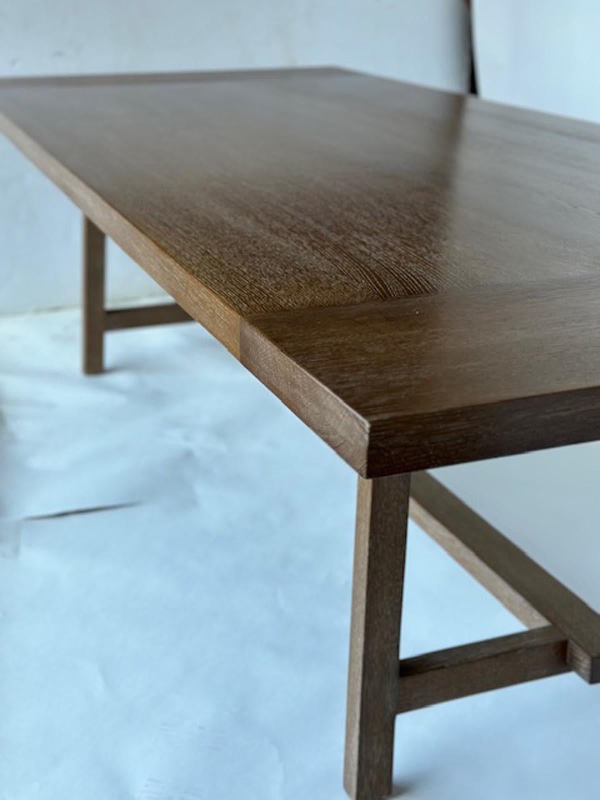 Maßgefertigter V- Stretcher-Tisch aus gekälktem Riftcher-Eiche von Dos Gallos Studio (amerikanisch) im Angebot