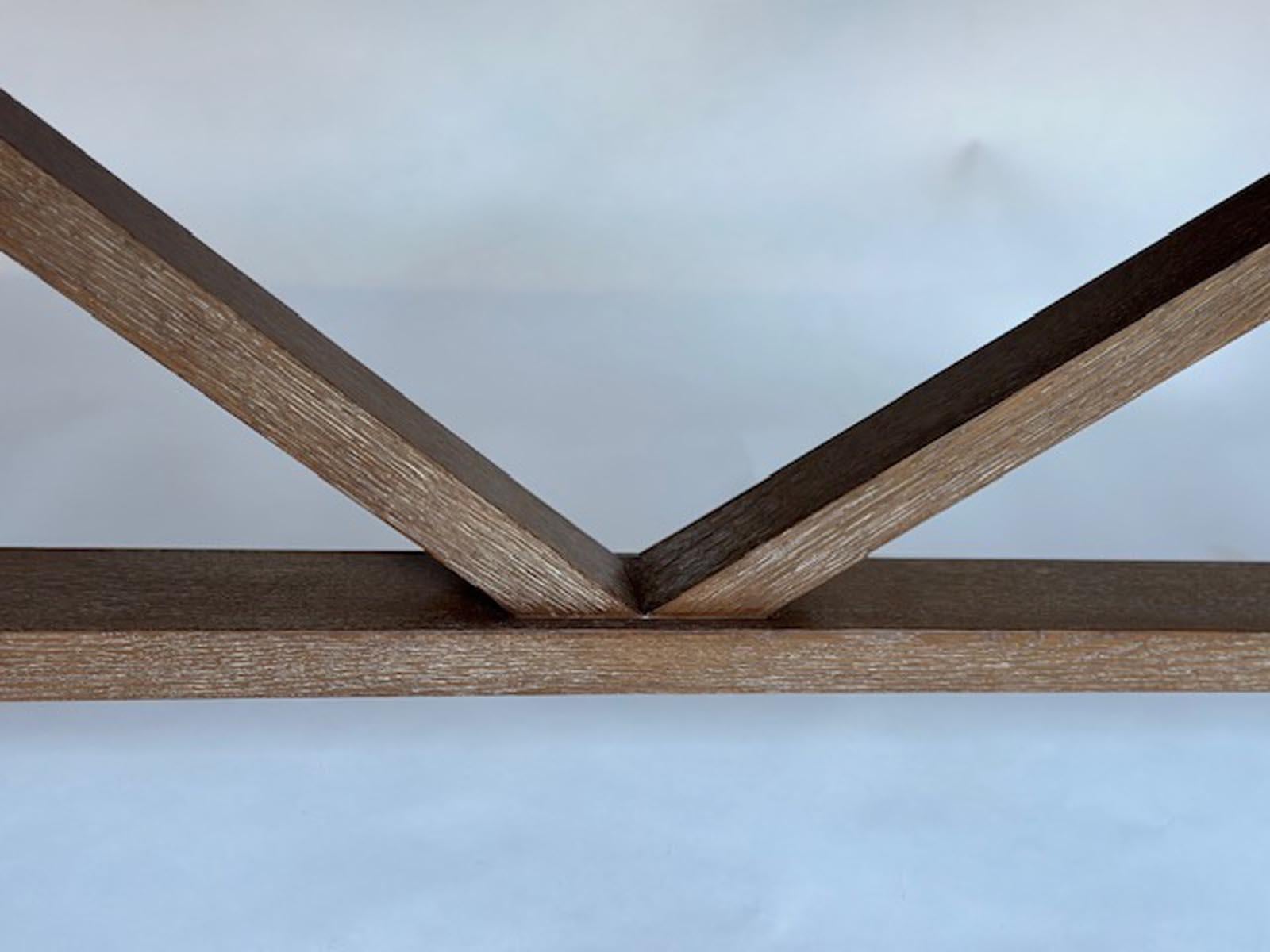 Maßgefertigter V- Stretcher-Tisch aus gekälktem Riftcher-Eiche von Dos Gallos Studio (21. Jahrhundert und zeitgenössisch) im Angebot