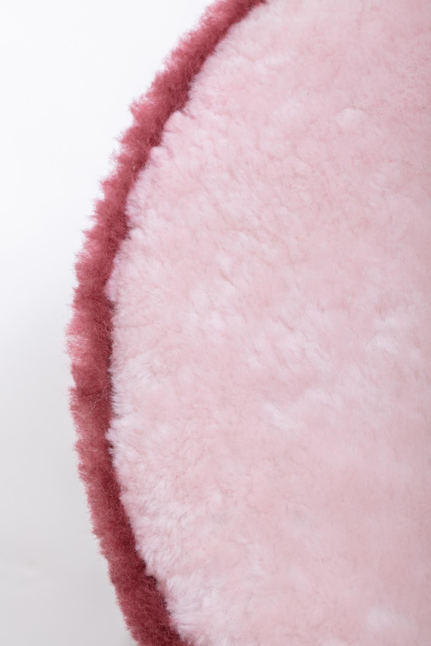 Tabouret de toilette personnalisé en peau de mouton rose avec bordure bourgogne en vente 6