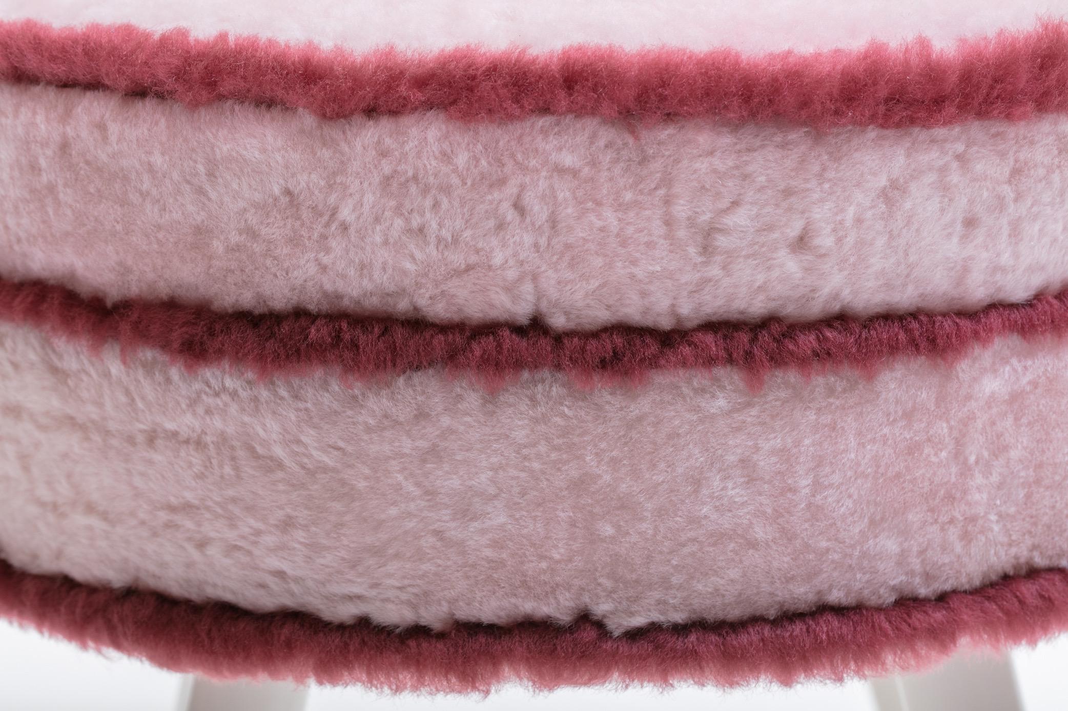 Tabouret de toilette personnalisé en peau de mouton rose avec bordure bourgogne en vente 7