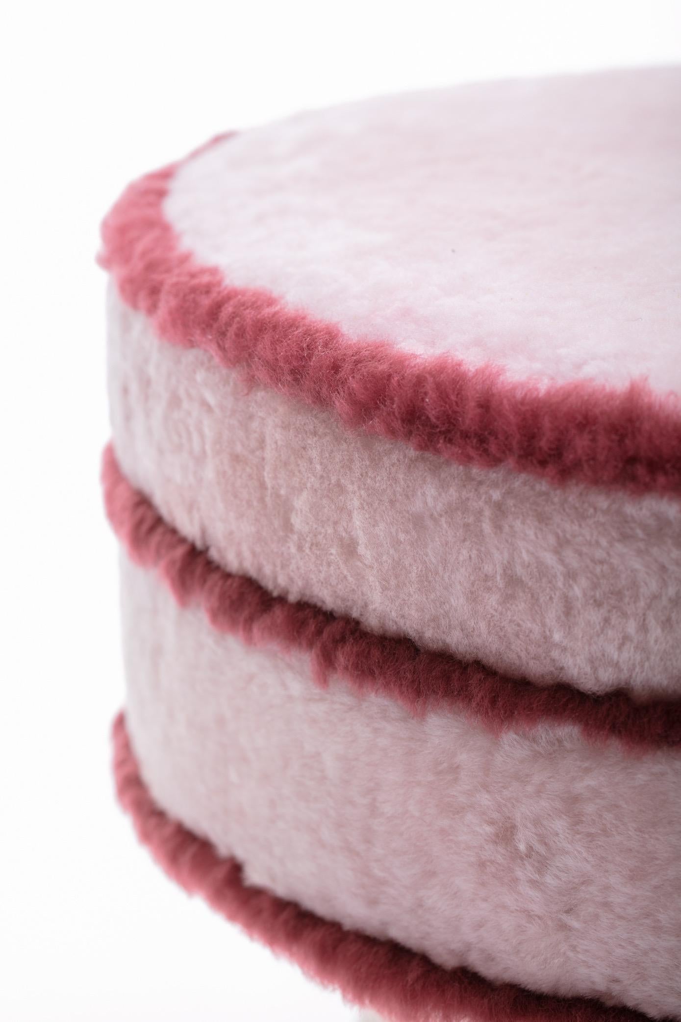 Tabouret de toilette personnalisé en peau de mouton rose avec bordure bourgogne en vente 10