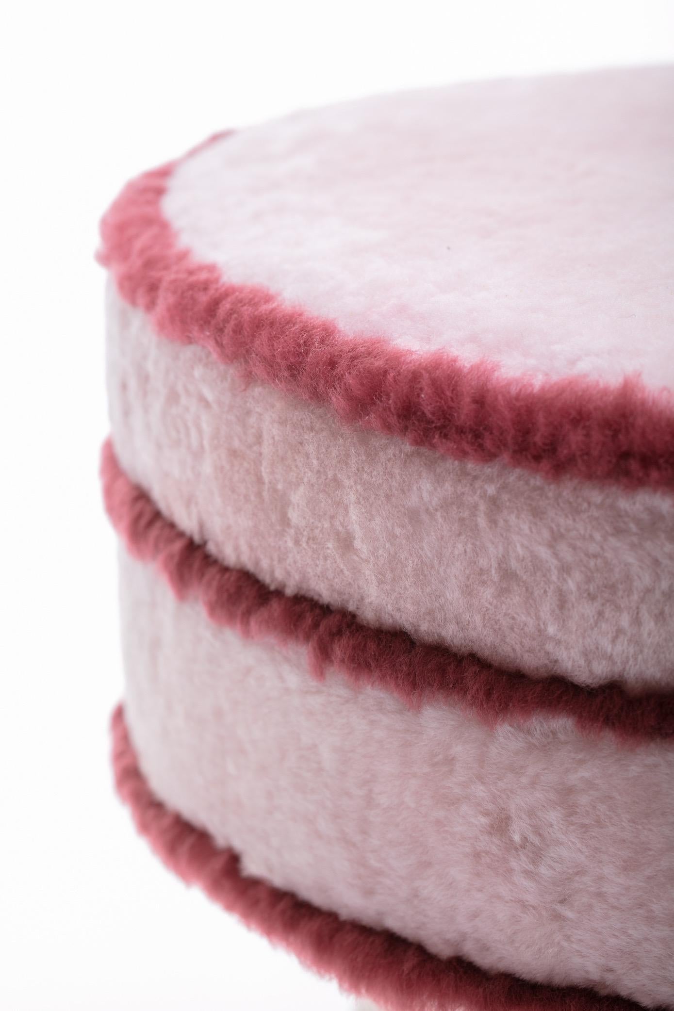 Sgabello per vanità personalizzato in shearling rosa con finiture bordeaux in vendita 10