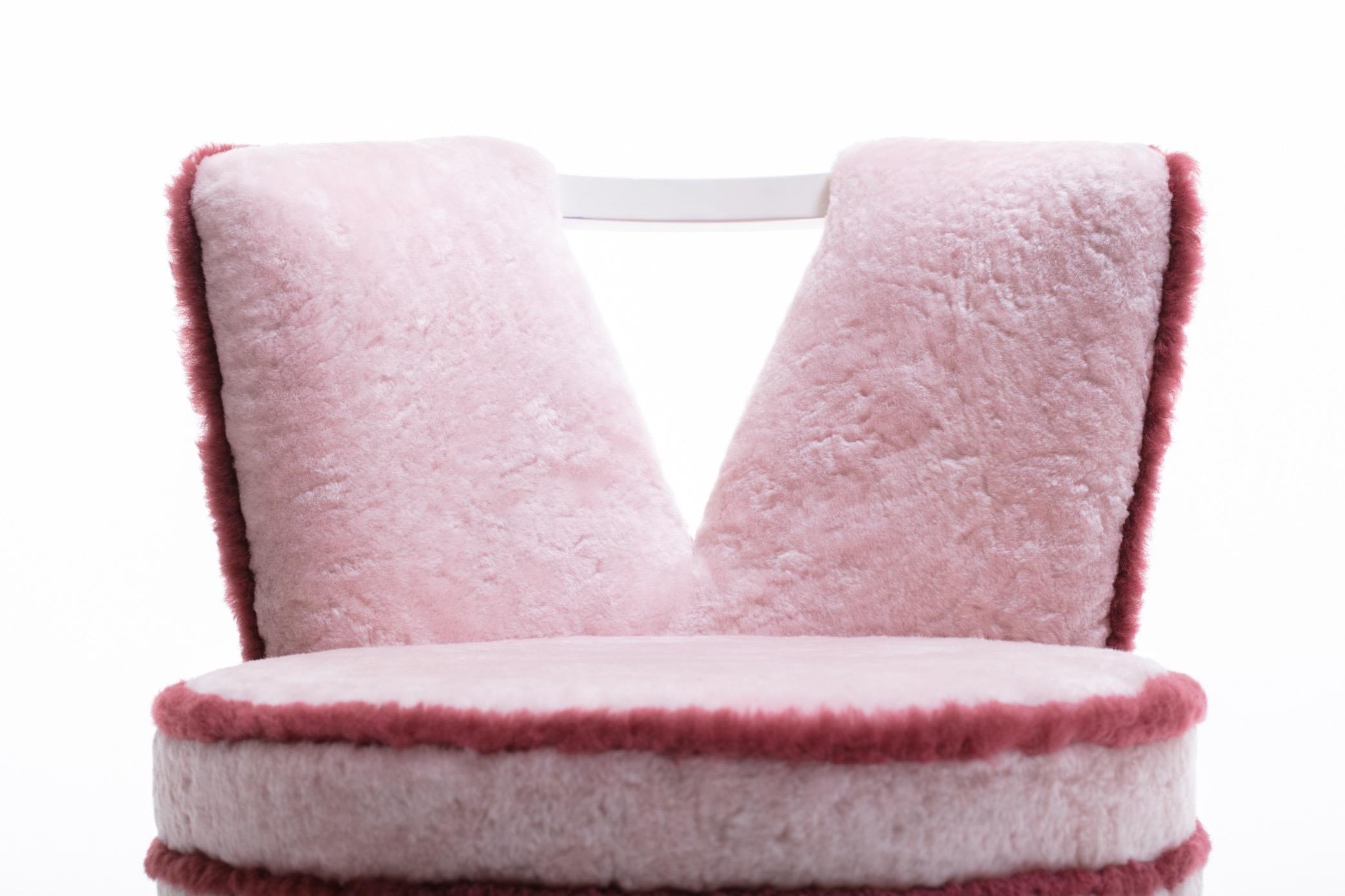 Hollywood Regency Tabouret de toilette personnalisé en peau de mouton rose avec bordure bourgogne en vente