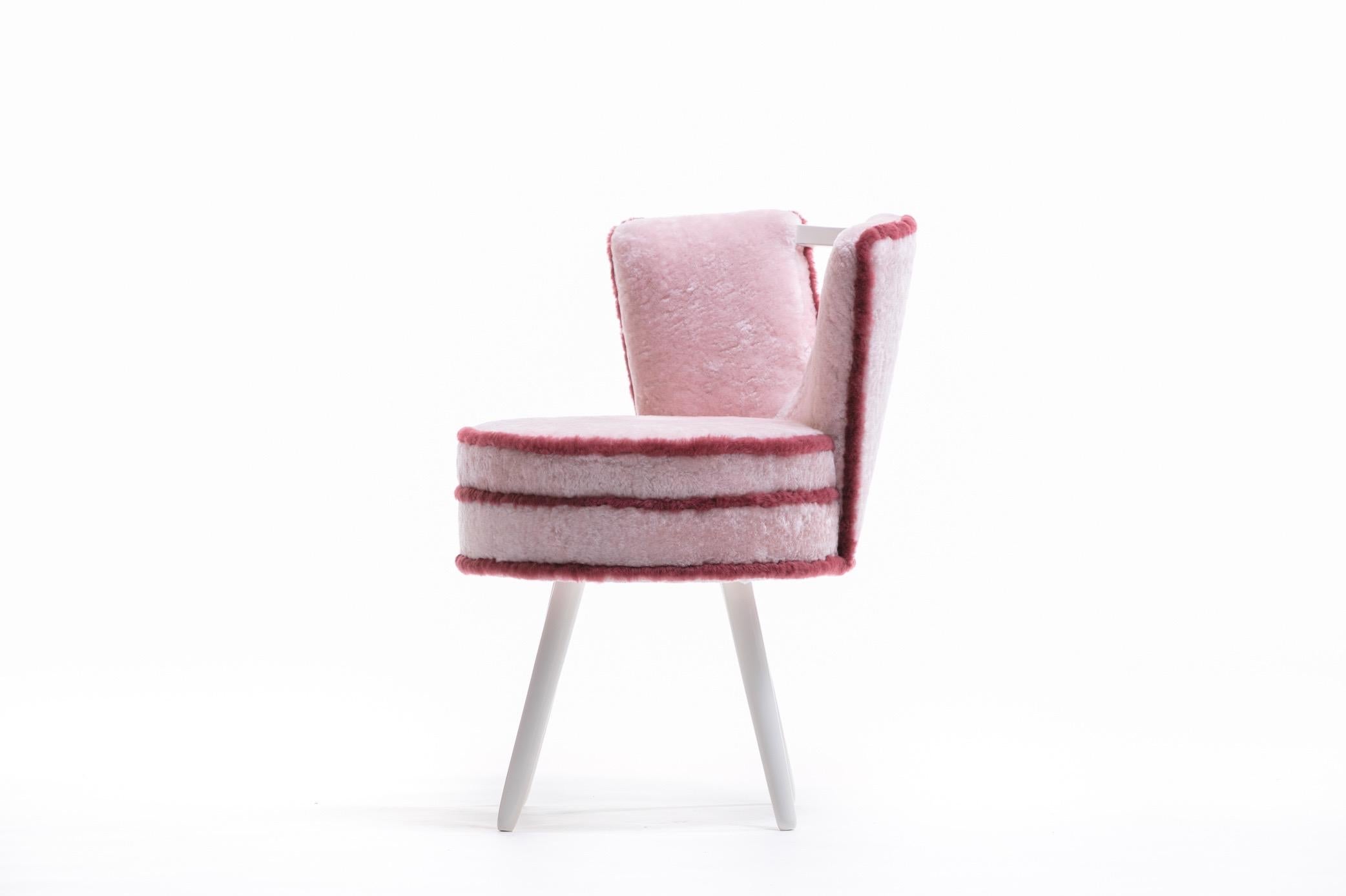 Sgabello per vanità personalizzato in shearling rosa con finiture bordeaux In condizioni Nuovo in vendita a Saint Louis, MO