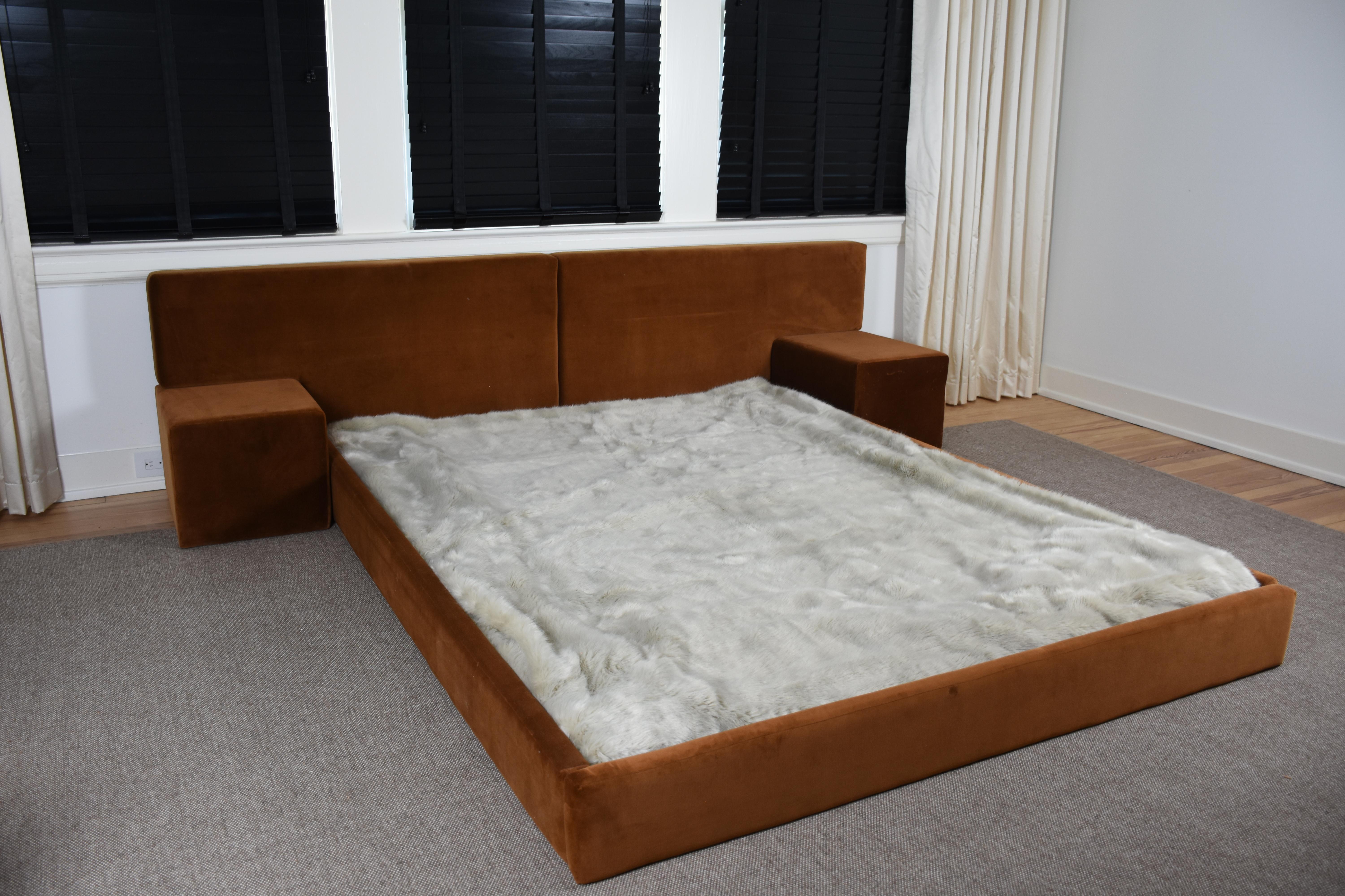 Moderne Lit à plateforme Queen en velours sur mesure avec tables d'appoint en vente