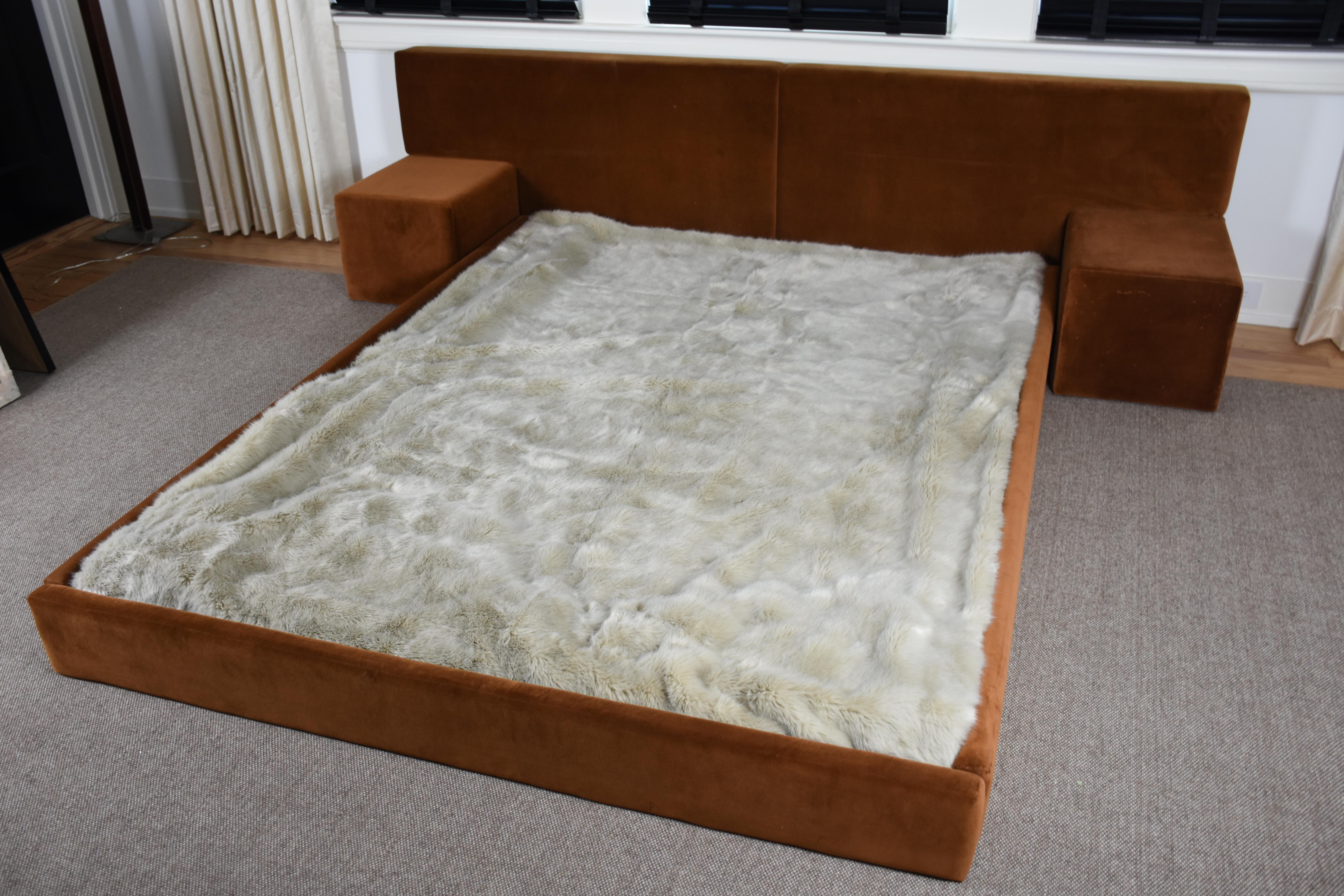 Américain Lit à plateforme Queen en velours sur mesure avec tables d'appoint en vente