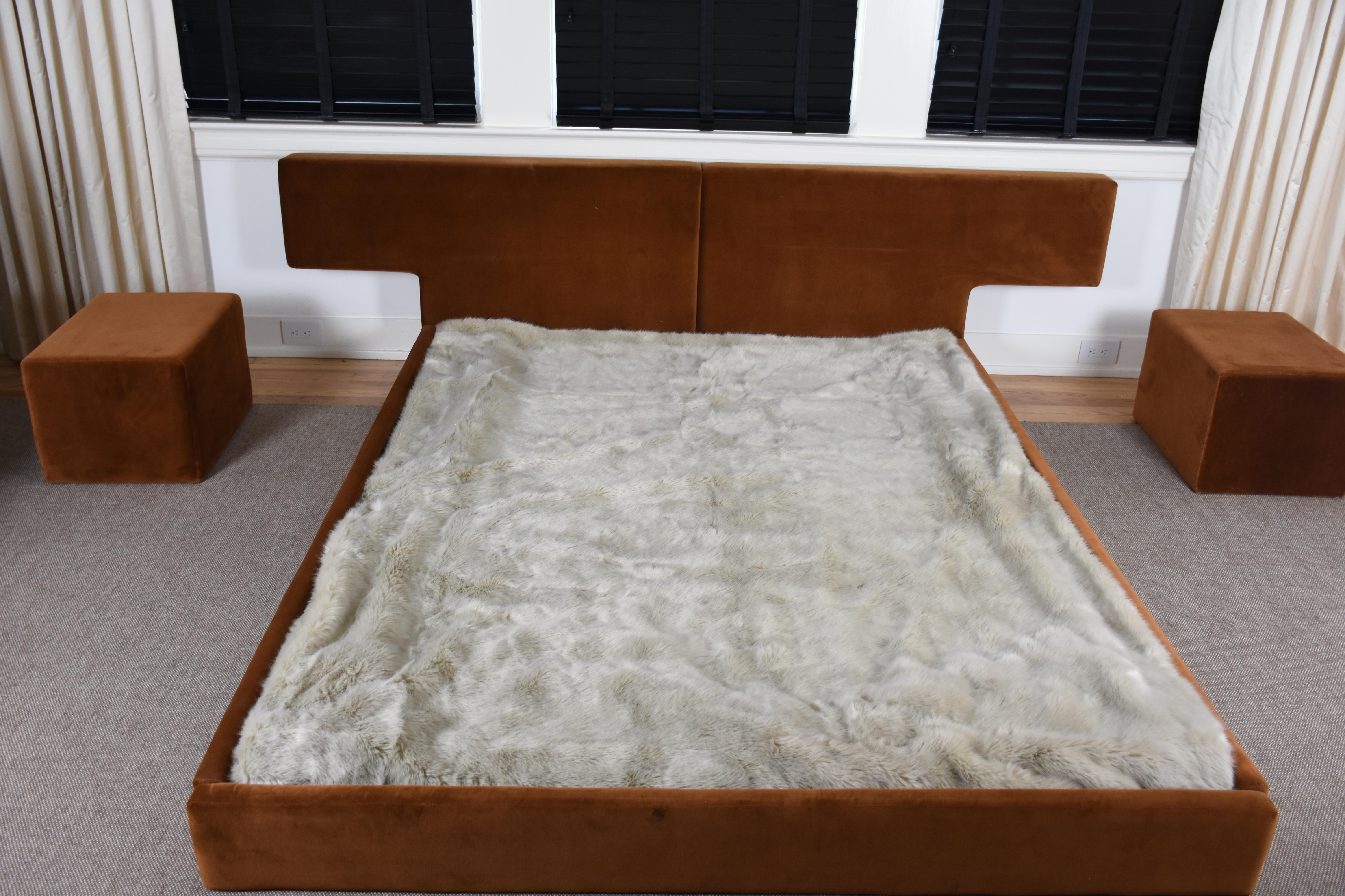 Lit à plateforme Queen en velours sur mesure avec tables d'appoint Bon état - En vente à New York, NY