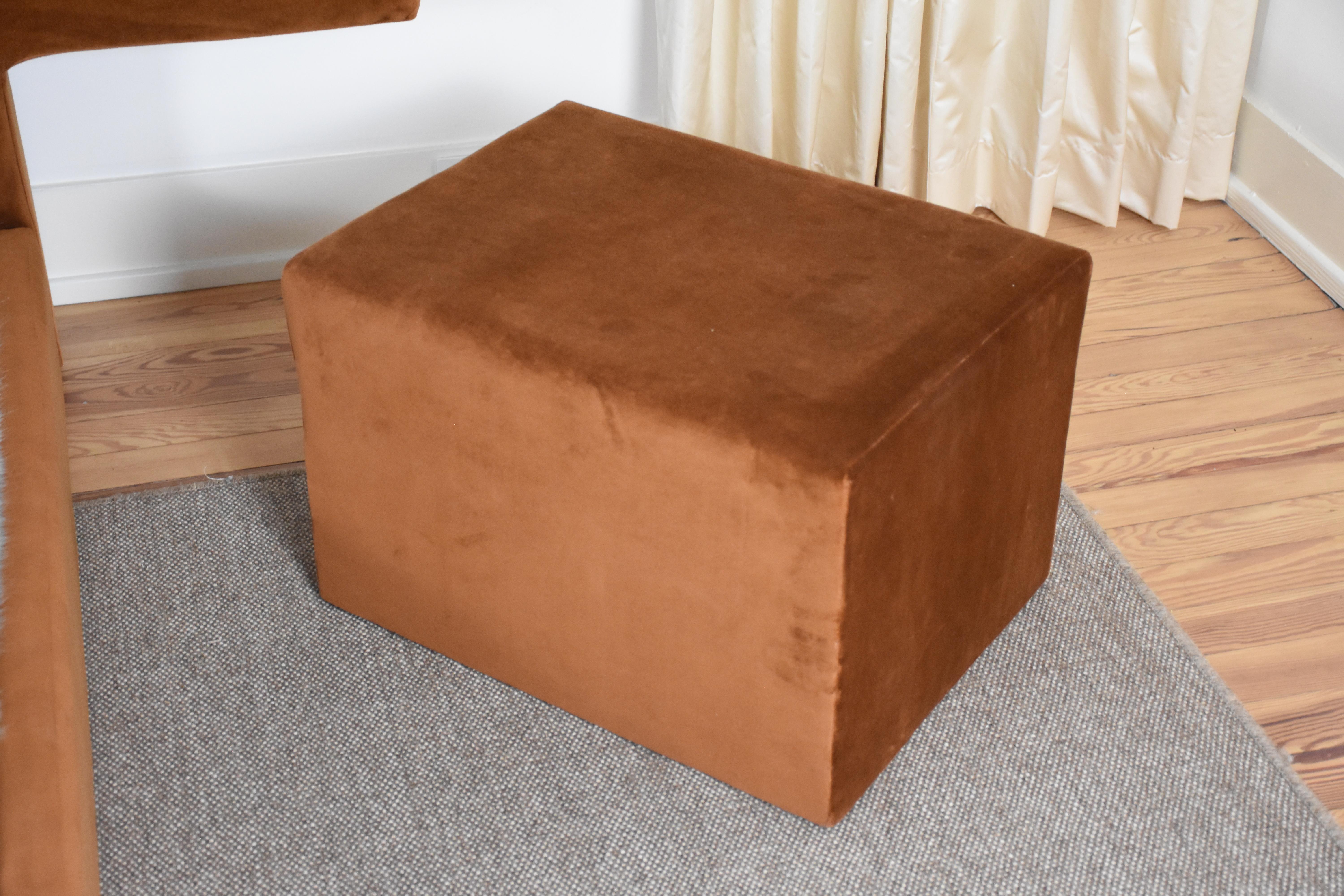 XXIe siècle et contemporain Lit à plateforme Queen en velours sur mesure avec tables d'appoint en vente