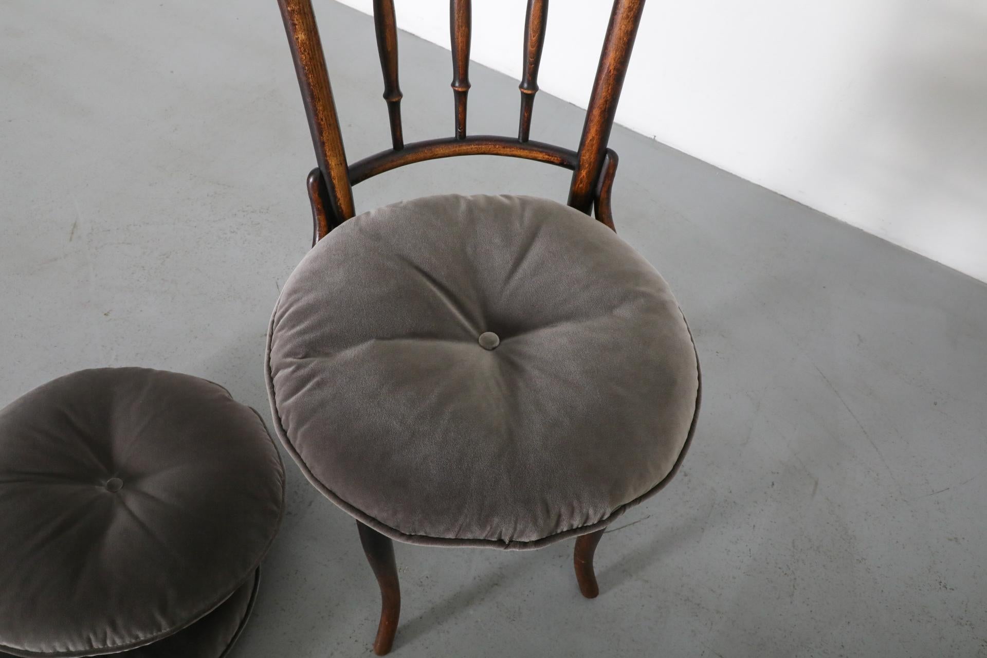 Cuscini rotondi in velluto grigio di ispirazione vintage personalizzati in vendita 3