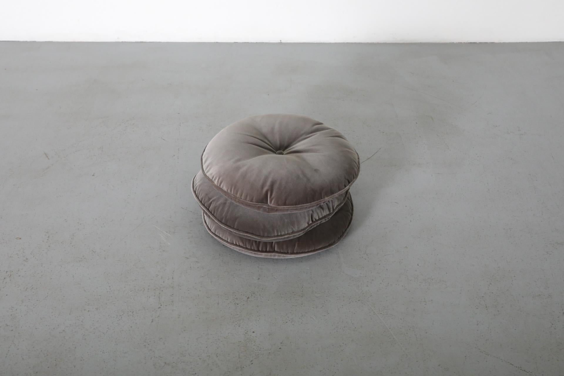 Cuscini rotondi in velluto grigio a forma di A&M appena realizzati con un bottone centrale. Cuscini da lancio o cuscini da seduta perfetti. Mostrato con la sedia laterale in stile Thonet (LU922440844912) venduta separatamente.