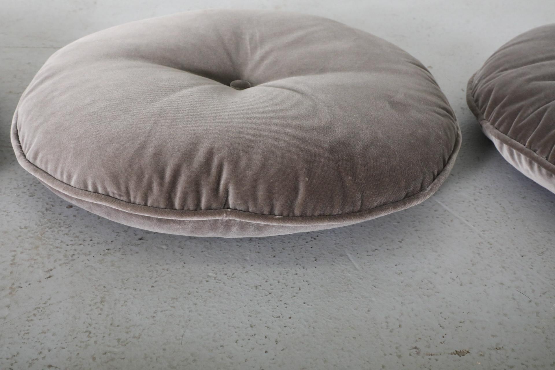 Cuscini rotondi in velluto grigio di ispirazione vintage personalizzati In condizioni Nuovo in vendita a Los Angeles, CA
