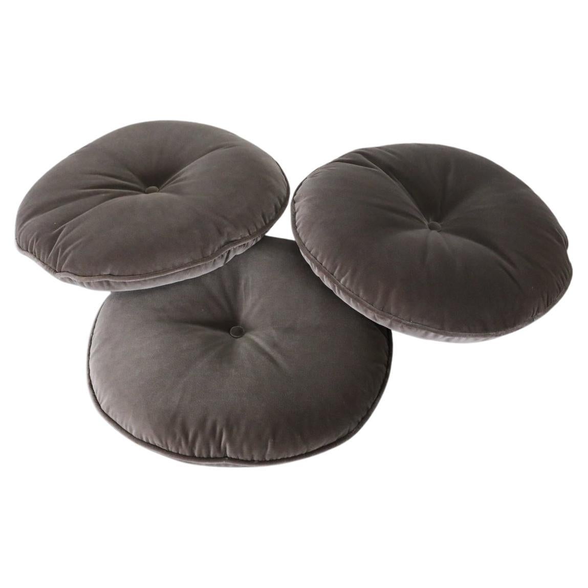 Cuscini rotondi in velluto grigio di ispirazione vintage personalizzati in vendita