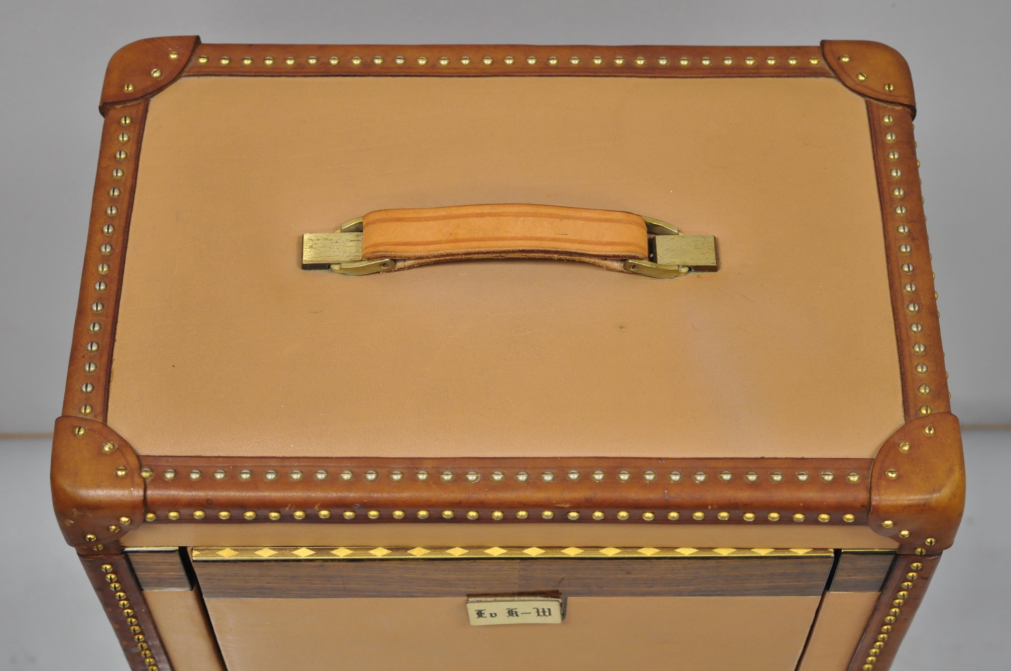 Maßgefertigter italienischer Vintage-Taschenkoffer/ Reisekoffer aus Leder mit Nagelkopfbesatz (Italienisch) im Angebot