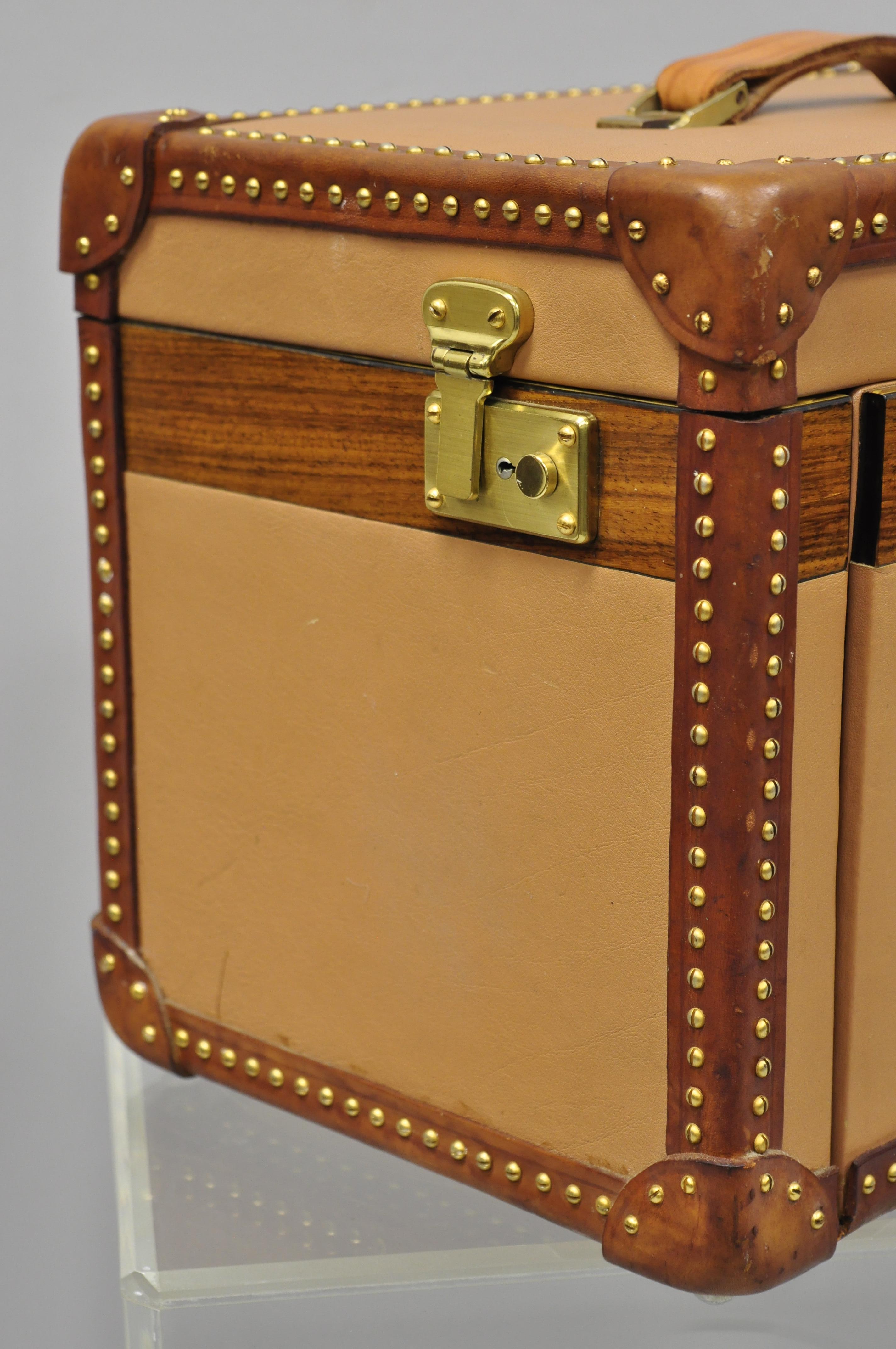 20ième siècle Coffret de voyage en cuir italien vintage personnalisé avec garniture têtes de clous