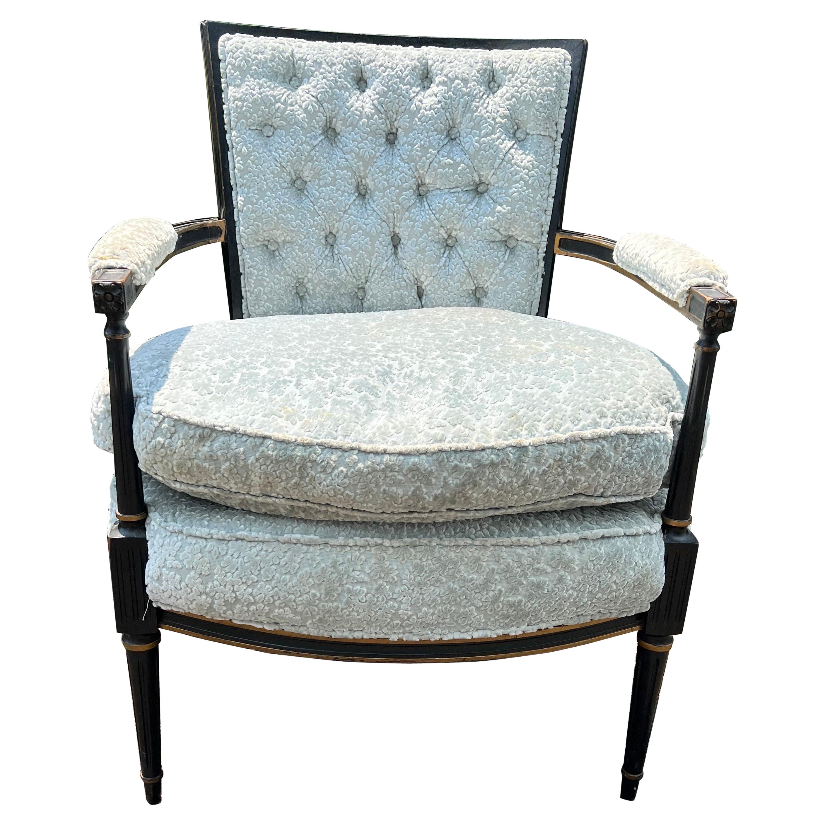 Poltrona bergere personalizzata vintage Luigi XVI in velluto blu rialzato con motivi floreali